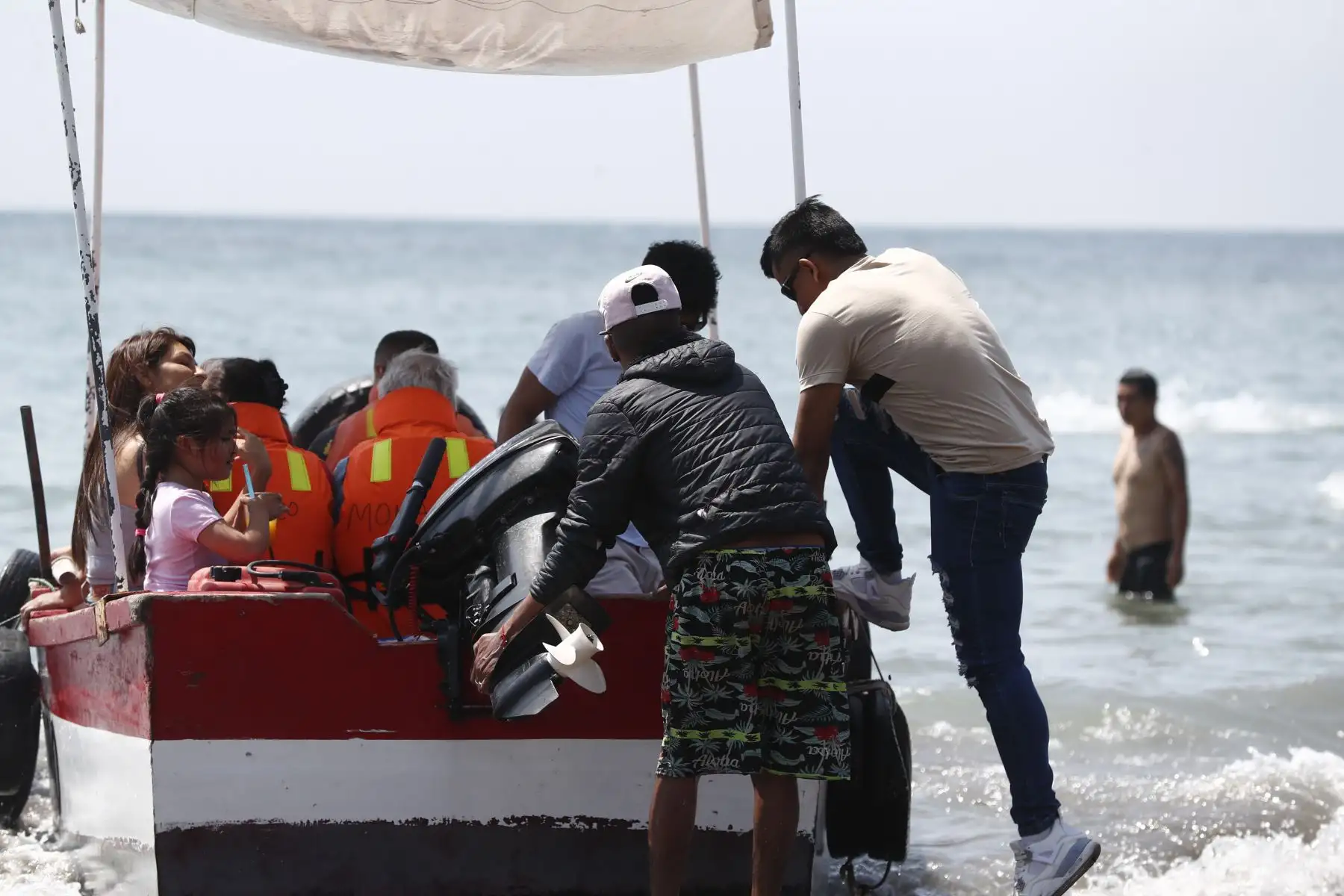 Cientos de personas llegaron hasta la playa Yuyos, en el distrito de Barranco, para pasar una tarde de sol, arena y mar en familia y con amigos, a pocas horas de la Noche Buena, y en el marco del inicio del verano. Foto: ANDINA/Daniel Bracamonte