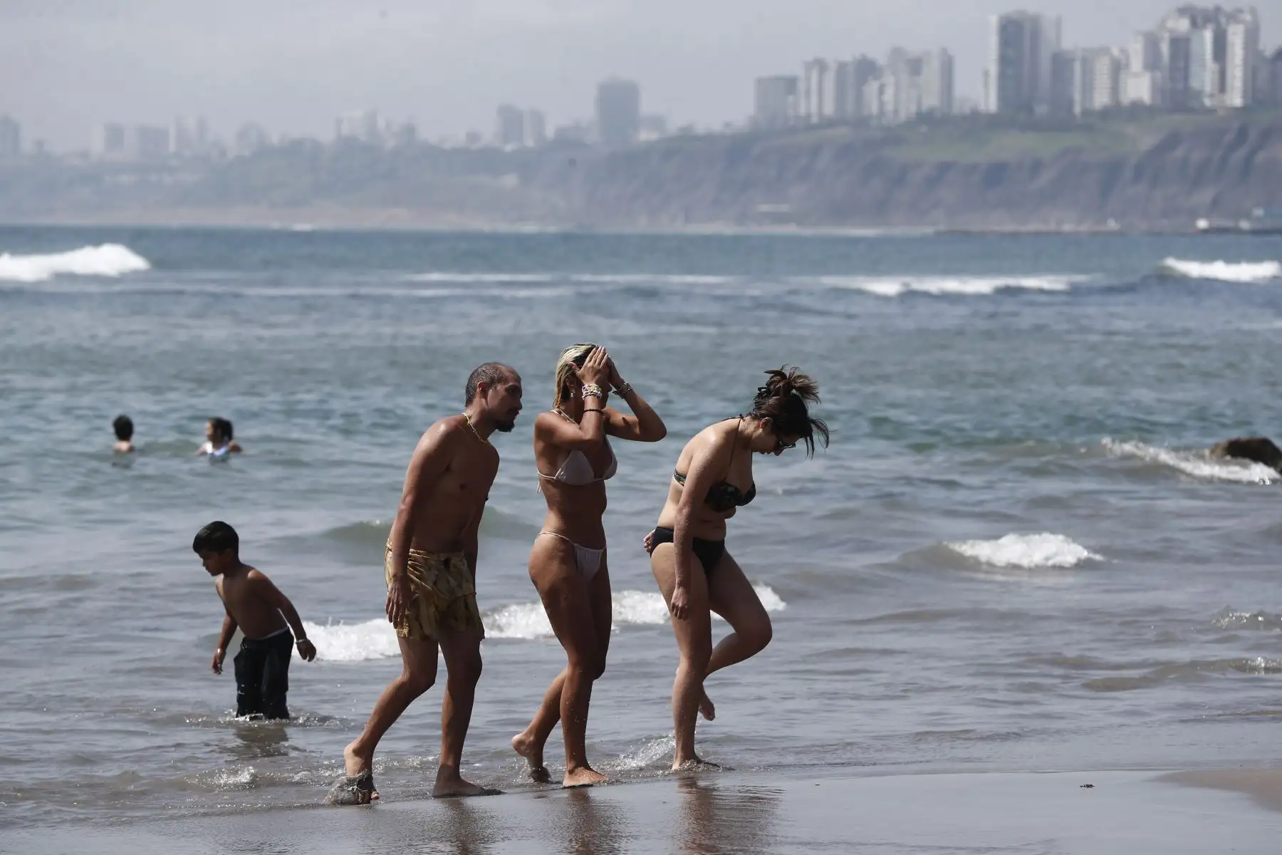 Cientos de personas llegaron hasta la playa Yuyos, en el distrito de Barranco, para pasar una tarde de sol, arena y mar en familia y con amigos, a pocas horas de la Noche Buena, y en el marco del inicio del verano. Foto: ANDINA/Daniel Bracamonte