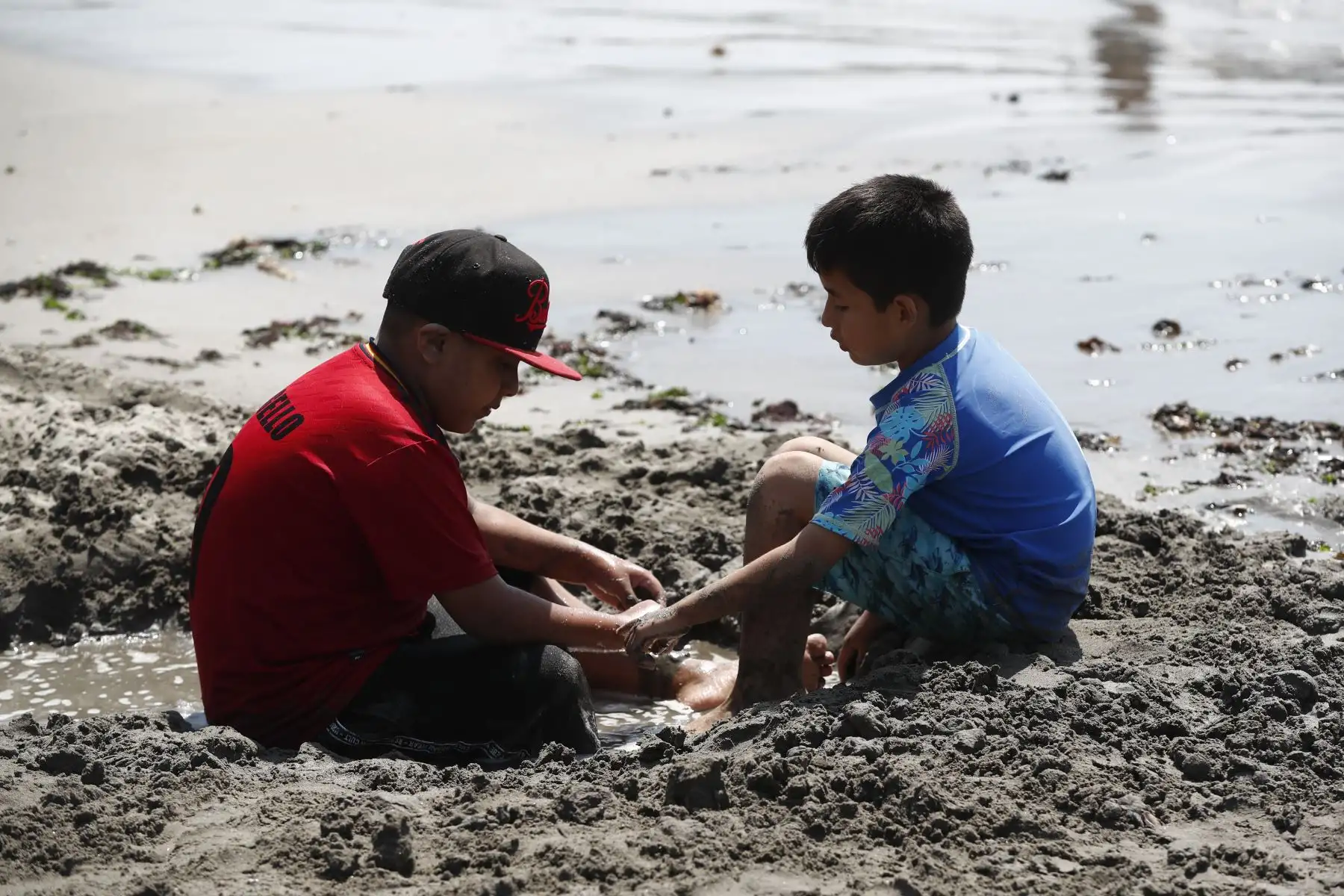 Cientos de personas llegaron hasta la playa Yuyos, en el distrito de Barranco, para pasar una tarde de sol, arena y mar en familia y con amigos, a pocas horas de la Noche Buena, y en el marco del inicio del verano. Foto: ANDINA/Daniel Bracamonte