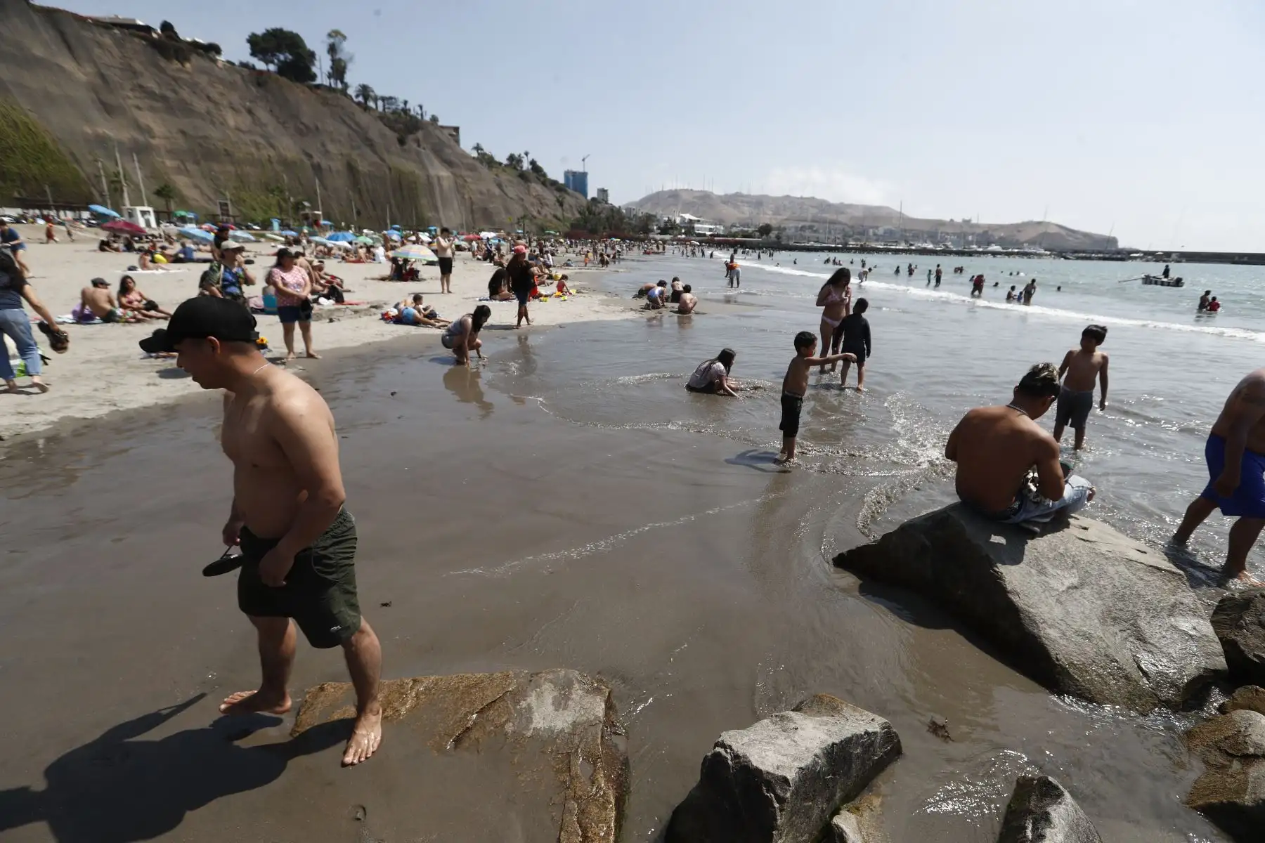 Cientos de personas llegaron hasta la playa Yuyos, en el distrito de Barranco, para pasar una tarde de sol, arena y mar en familia y con amigos, a pocas horas de la Noche Buena, y en el marco del inicio del verano. Foto: ANDINA/Daniel Bracamonte