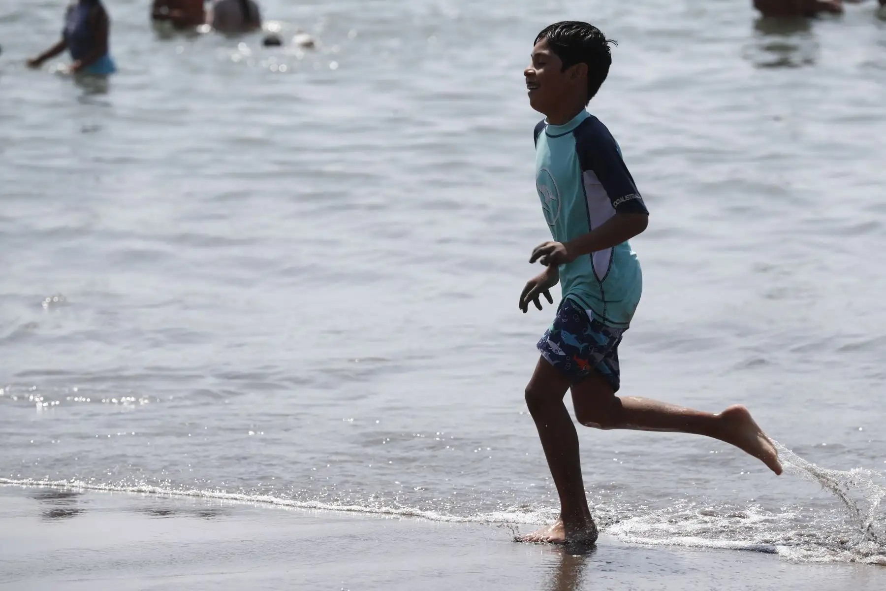 Cientos de personas llegaron hasta la playa Yuyos, en el distrito de Barranco, para pasar una tarde de sol, arena y mar en familia y con amigos, a pocas horas de la Noche Buena, y en el marco del inicio del verano. Foto: ANDINA/Daniel Bracamonte