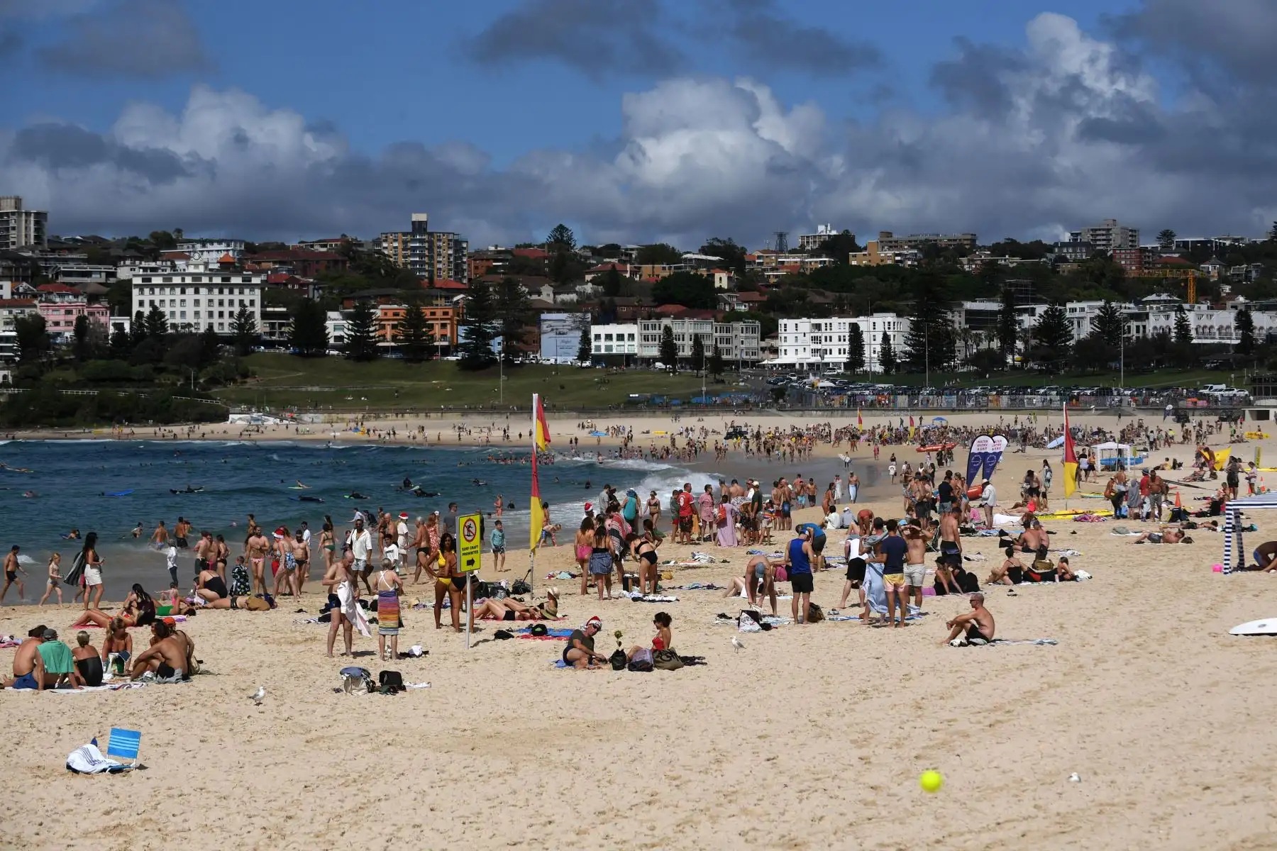 La gente celebra el día de Navidad en Bondi Beach, en Sídney (Australia).
Foto: AFP