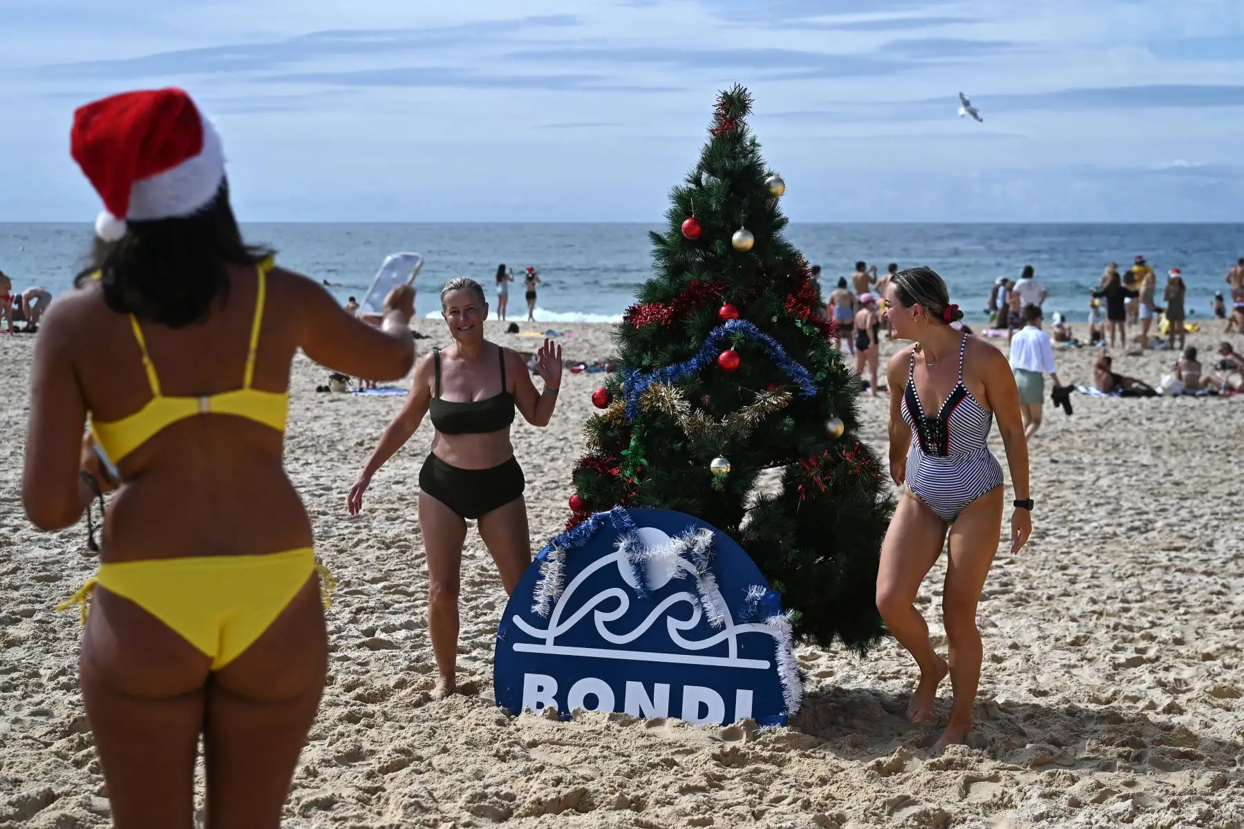 La gente celebra el día de Navidad en Bondi Beach, en Sídney (Australia).
Foto: AFP