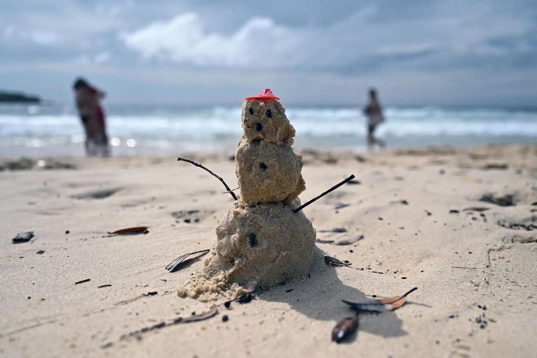 La gente celebra el día de Navidad en Bondi Beach, en Sídney (Australia).
Foto: AFP
