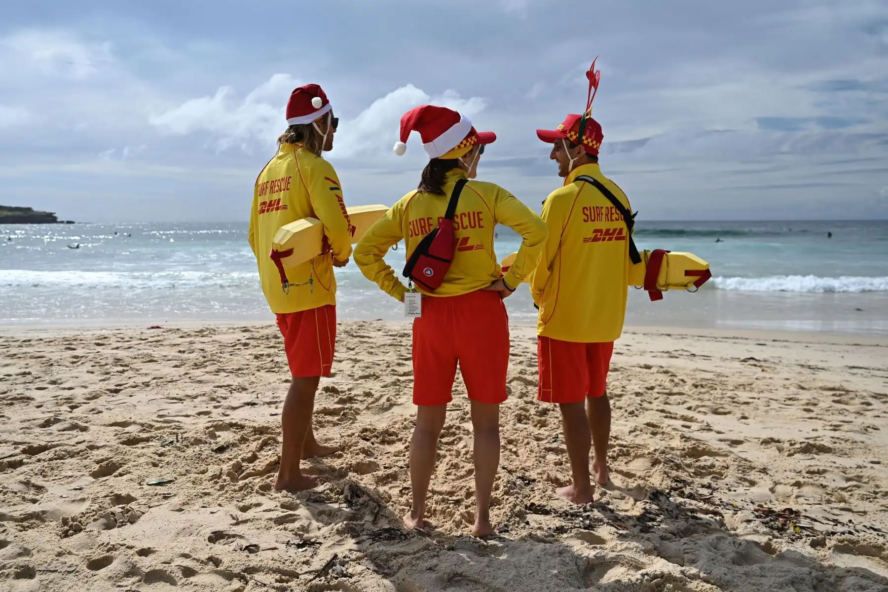 La gente celebra el día de Navidad en Bondi Beach, en Sídney (Australia).
Foto: AFP
