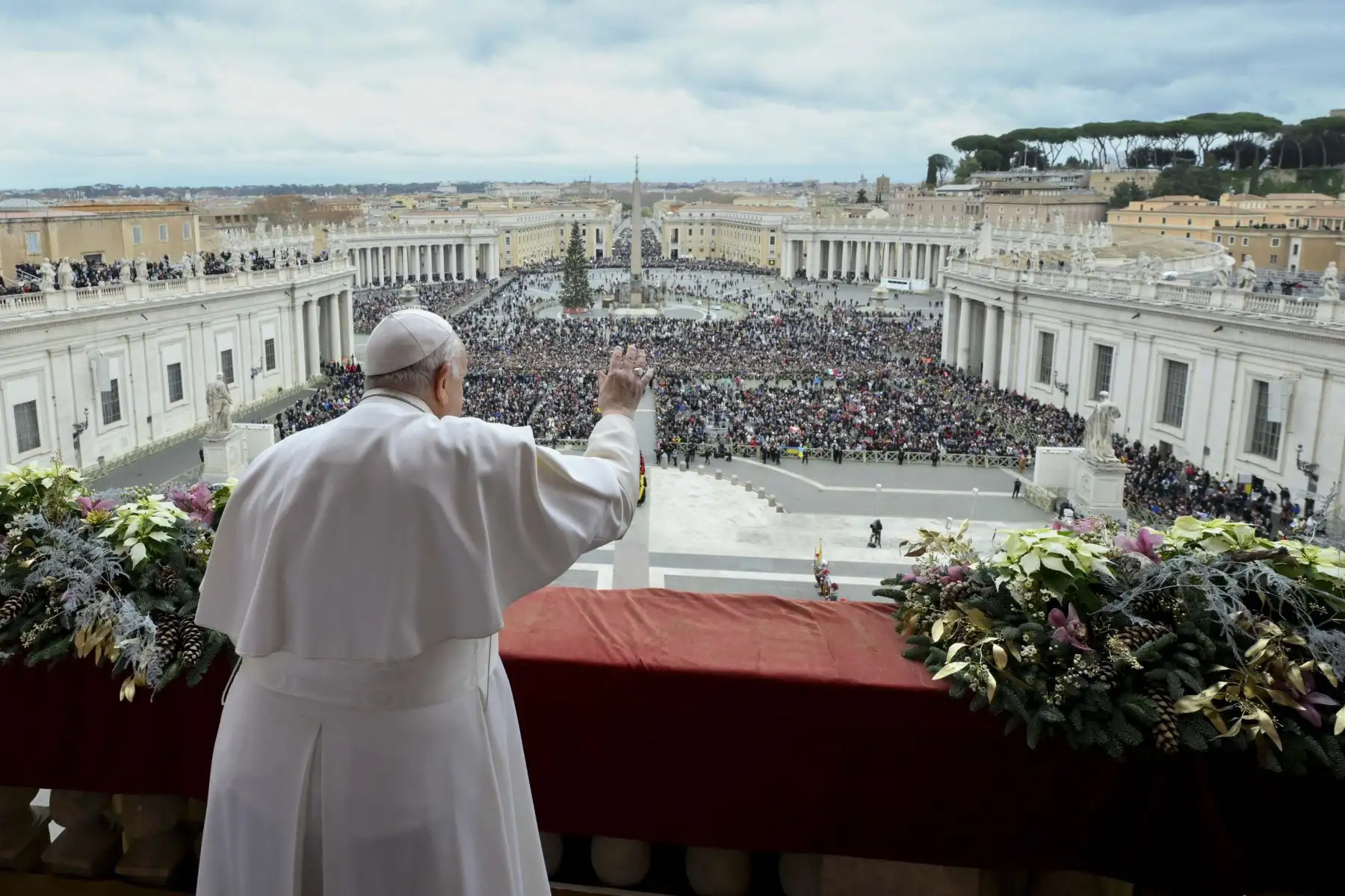 Una imagen proporcionada por Vatican Media muestra al Papa Francisco dirigiendo la oración Urbi et Orbi desde el balcón de la Basílica de San Pedro en el Vaticano con motivo de la Navidad, Ciudad del Vaticano, el 25 de diciembre de 2023.
Foto: EFE/Vatican Media