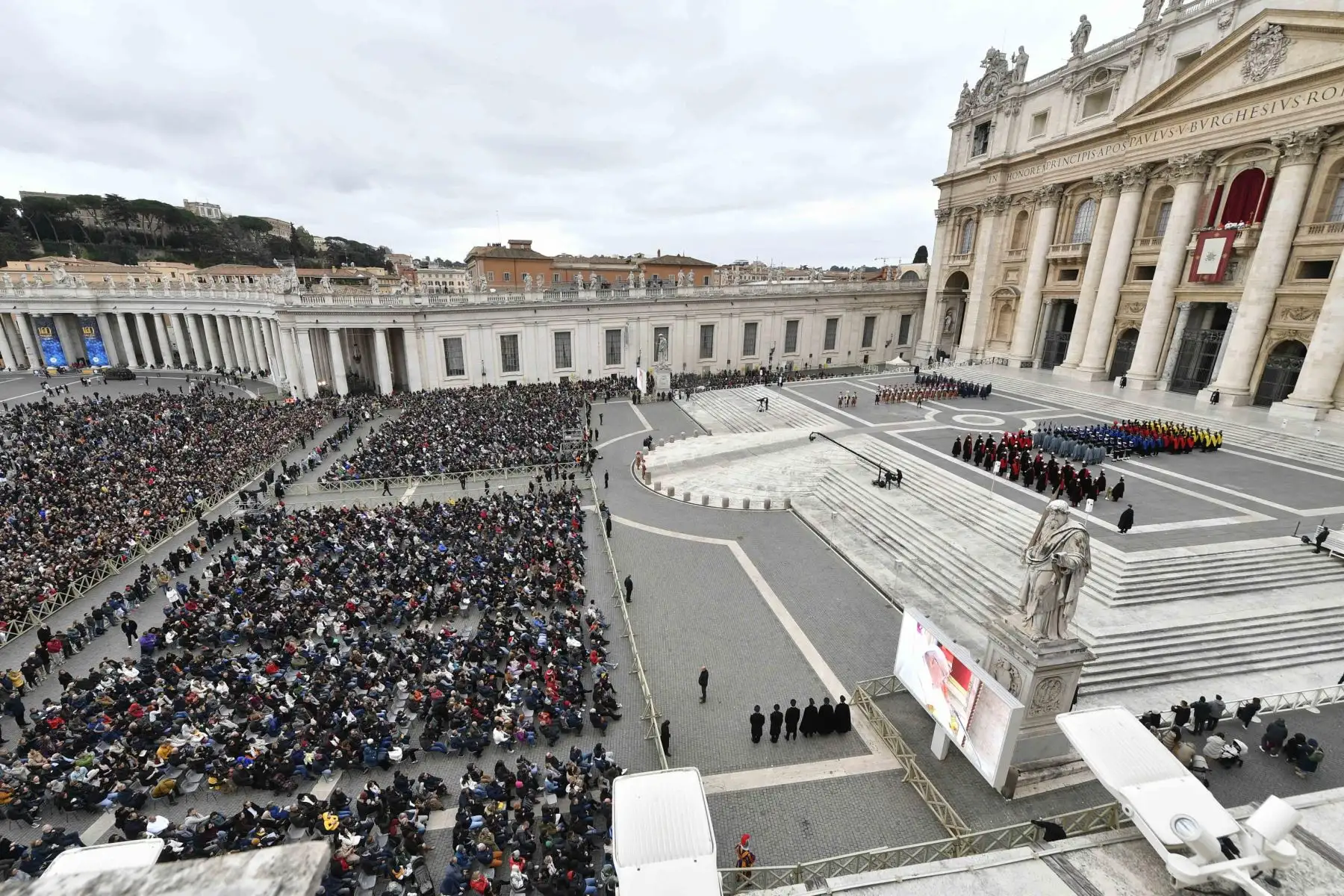 Una imagen proporcionada por Vatican Media muestra una vista general mientras el Papa Francisco dirige la oración Urbi et Orbi desde el balcón de la Basílica de San Pedro en el Vaticano con motivo de la Navidad, Ciudad del Vaticano, el 25 de diciembre de 2023.
Foto: EFE / Vatican Media