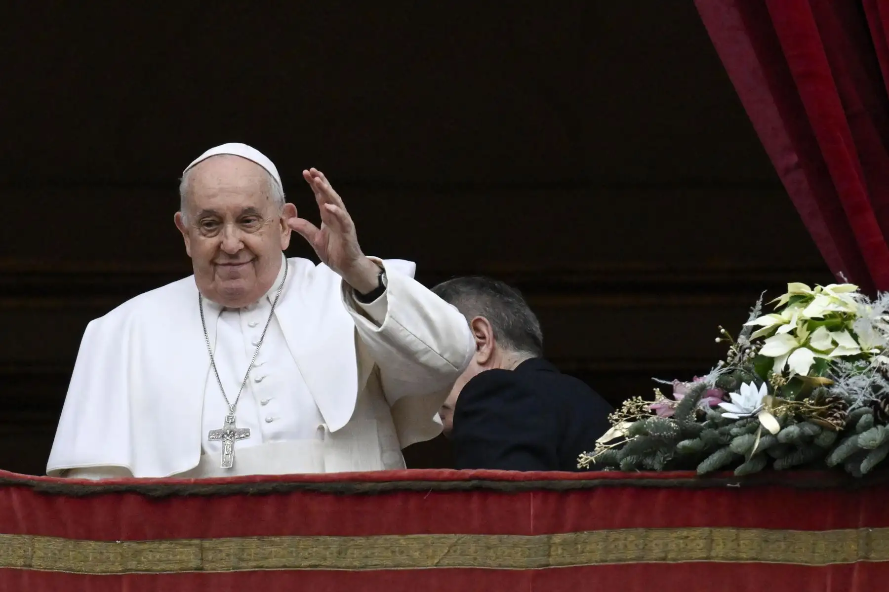 Una imagen proporcionada por Vatican Media muestra al Papa Francisco dirigiendo la oración Urbi et Orbi desde el balcón de la Basílica de San Pedro en el Vaticano con motivo de la Navidad, Ciudad del Vaticano, el 25 de diciembre de 2023.
Foto: EFE/Vatican Media