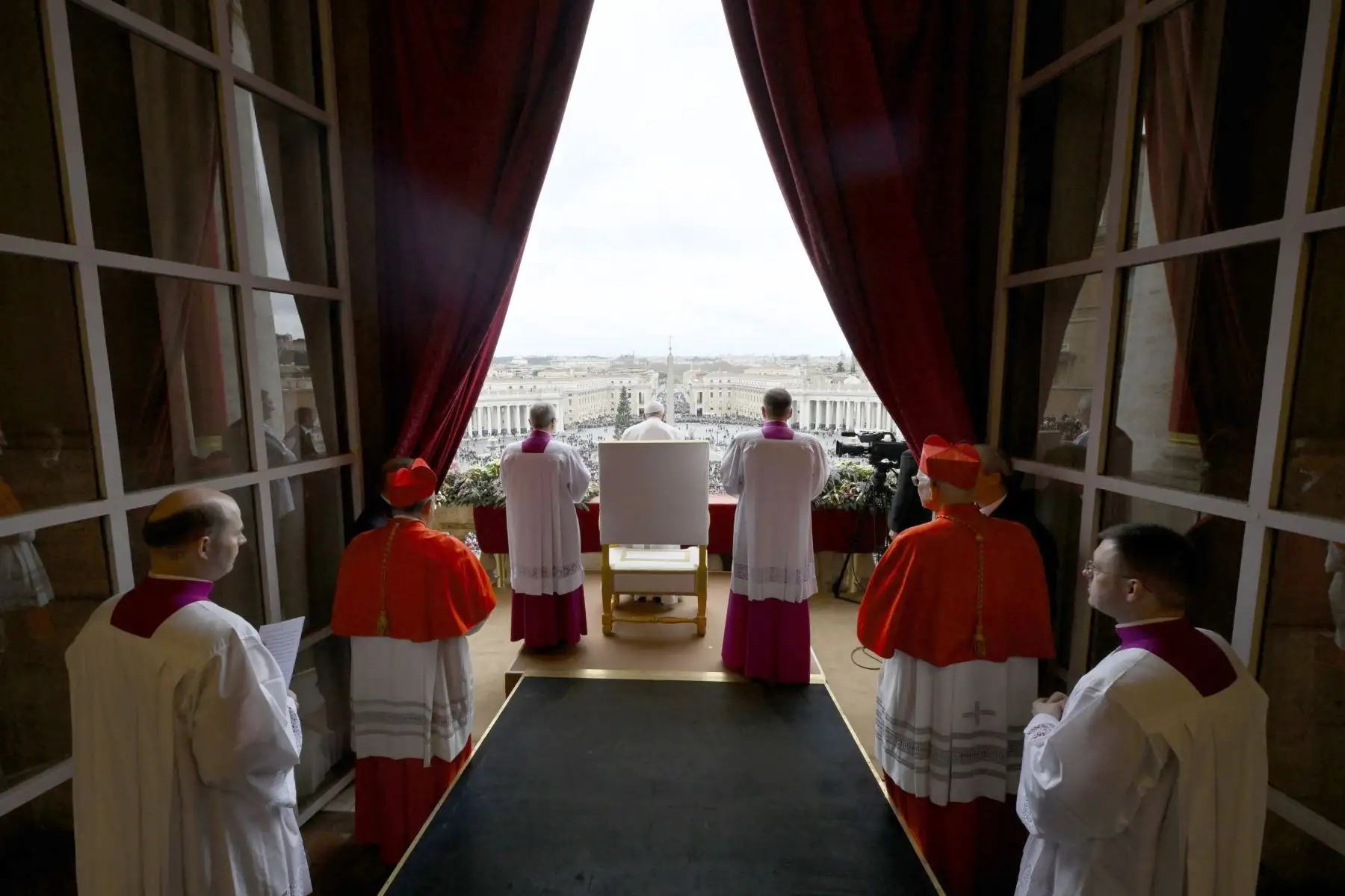Una imagen proporcionada por Vatican Media muestra al Papa Francisco dirigiendo la oración Urbi et Orbi desde el balcón de la Basílica de San Pedro en el Vaticano con motivo de la Navidad, Ciudad del Vaticano, el 25 de diciembre de 2023.
Foto: EFE/Vatican Media