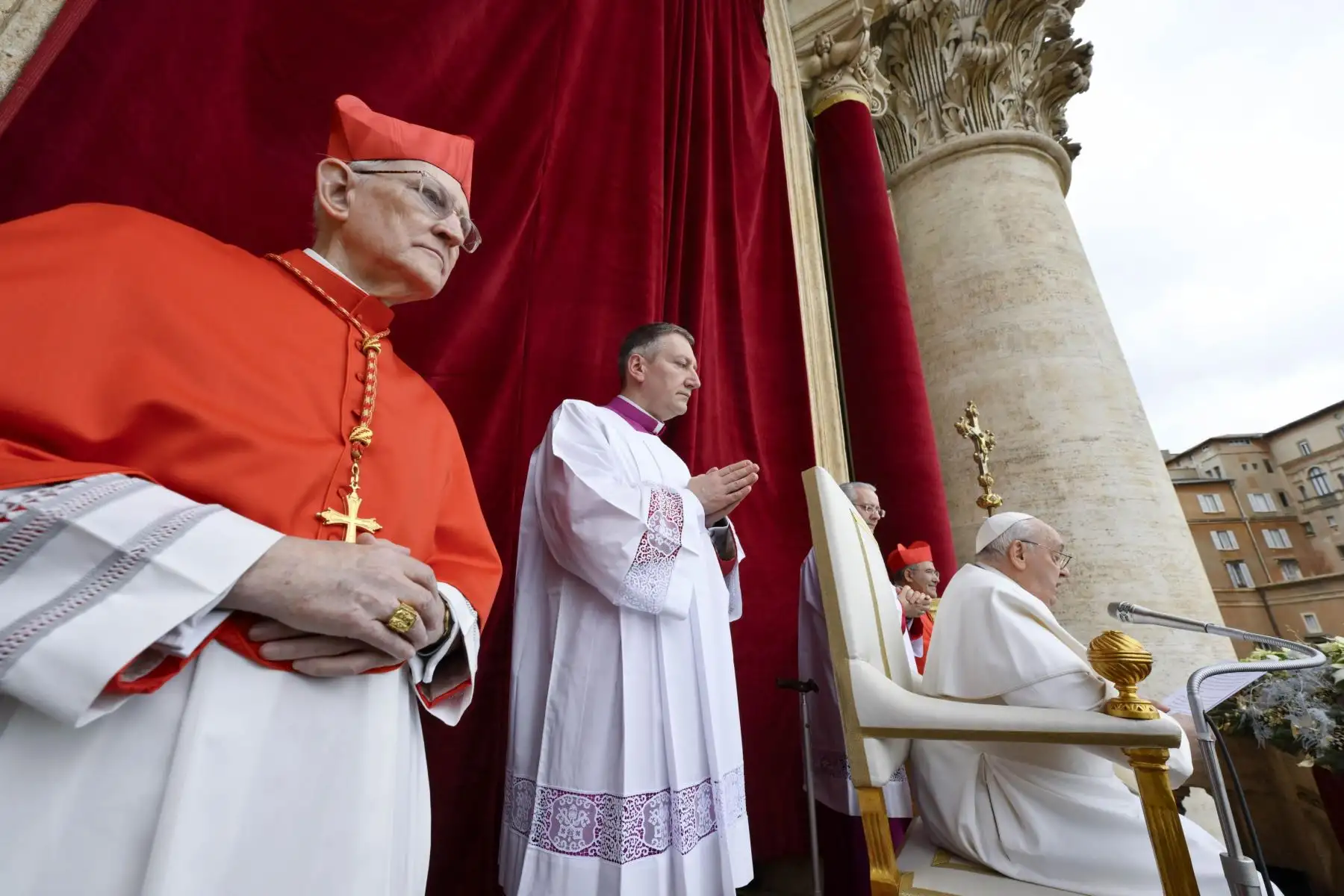 Una imagen proporcionada por Vatican Media muestra al Papa Francisco dirigiendo la oración Urbi et Orbi desde el balcón de la Basílica de San Pedro en el Vaticano con motivo de la Navidad, Ciudad del Vaticano, el 25 de diciembre de 2023.
Foto: EFE/Vatican Media