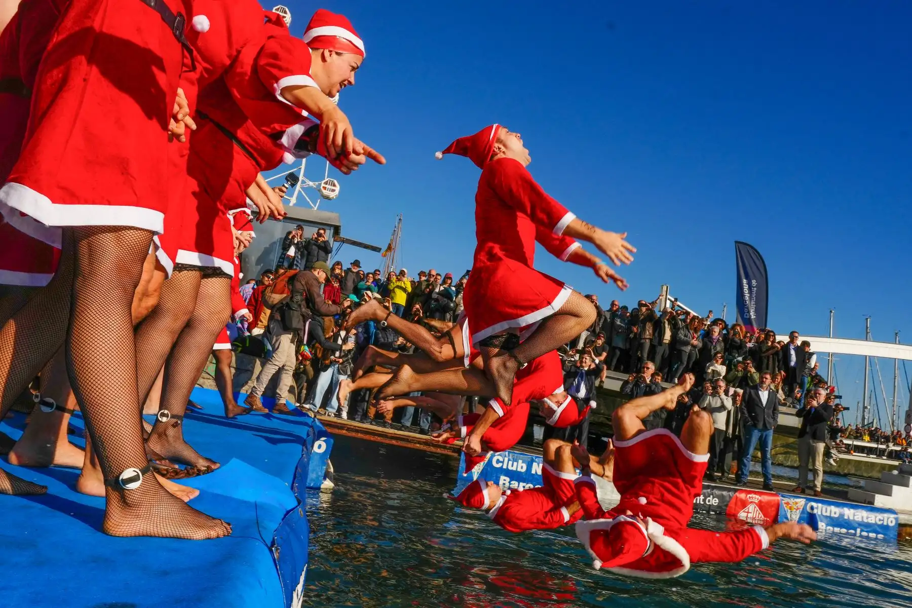 Varios participantes se lanzan este lunes al agua durante la celebración de la 114 edición de la Copa Nadal, que como es tradicional se celebra el día de Navidad en el Puerto de Barcelona, y que batirá este año el récord histórico de participación con un total de 424 inscritos.
Foto: EFE