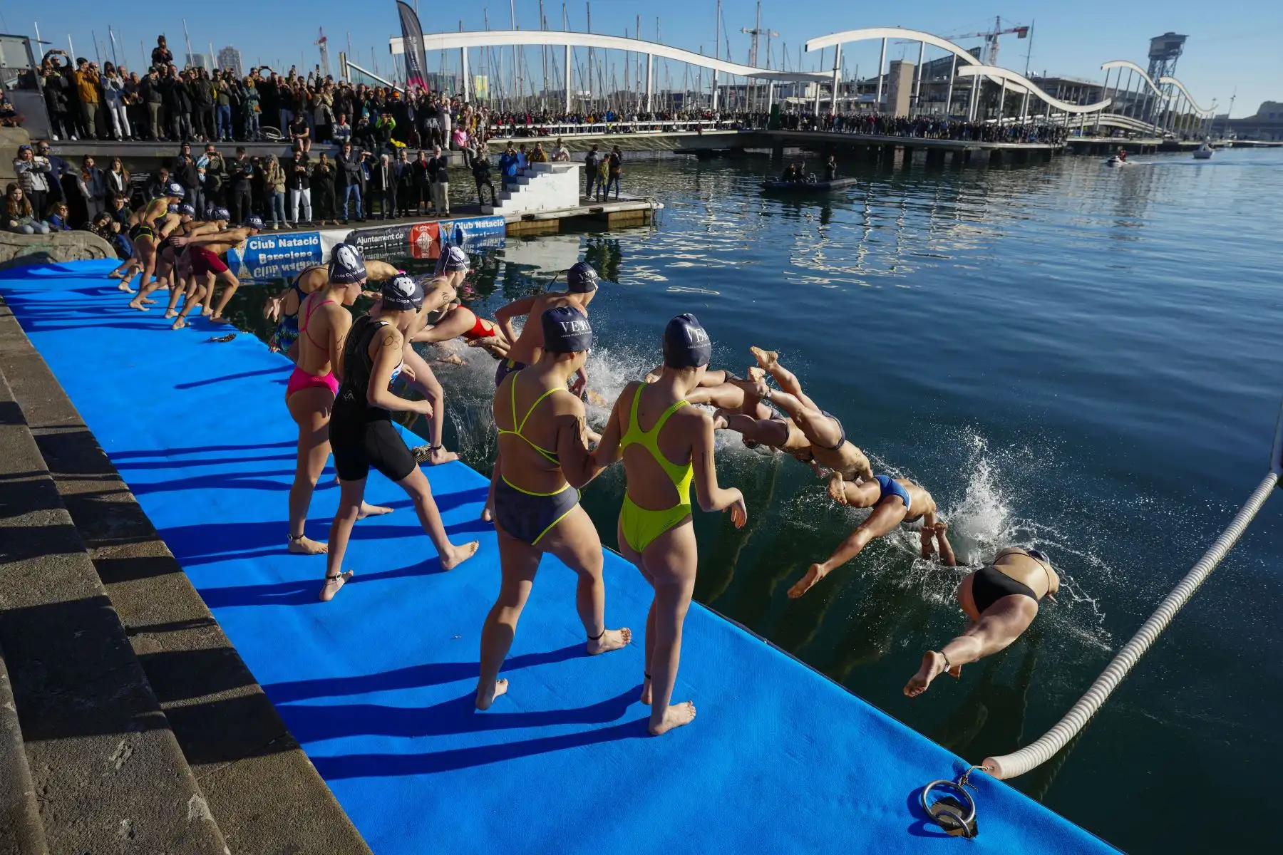 Varios participantes se lanzan este lunes al agua durante la celebración de la 114 edición de la Copa Nadal, que como es tradicional se celebra el día de Navidad en el Puerto de Barcelona, y que batirá este año el récord histórico de participación con un total de 424 inscritos.
Foto: EFE