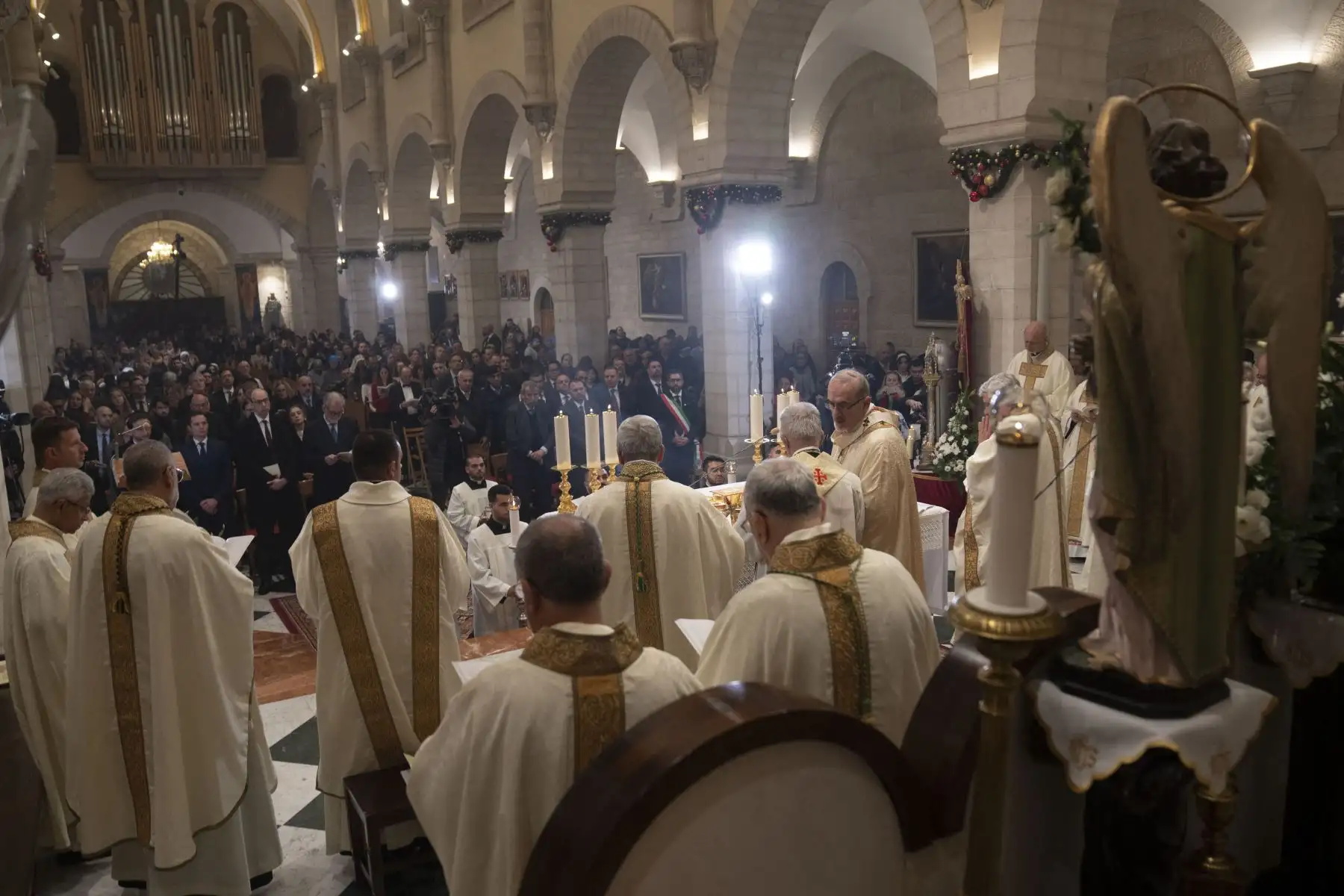 El Patriarca Latino de Jerusalén, Pierbattista Pizzaballa, bendice a los fieles antes de la misa de Navidad de la mañana en el templo de Santa Catalina, en la Iglesia de la Natividad en Belén, en la Cisjordania ocupada por Israel, el 25 de diciembre de 2023.
Foto: AFP