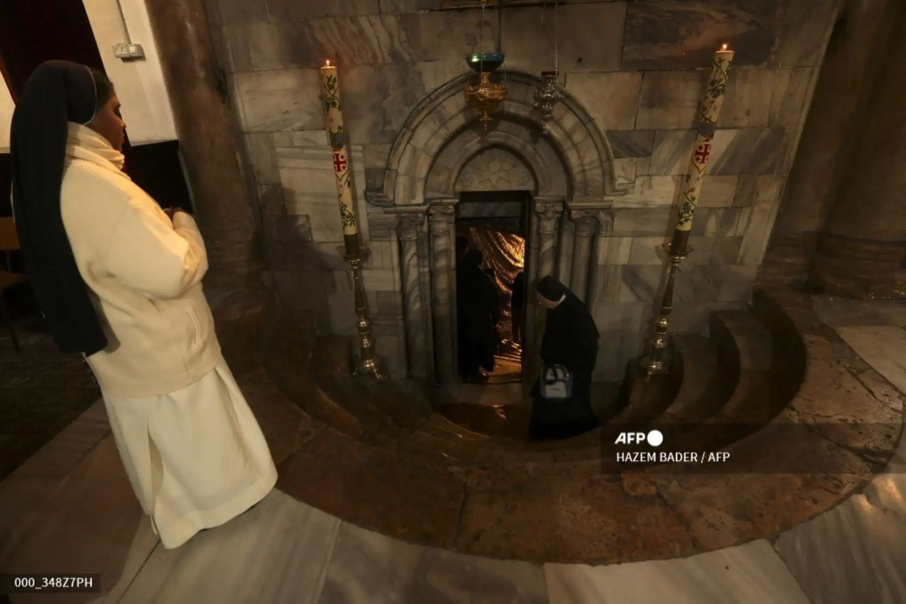 Las monjas entran en la Gruta, que se cree que es el lugar de nacimiento de Jesucristo, en la Iglesia de la Natividad en la ciudad bíblica de Belén, en la Cisjordania ocupada, el 25 de diciembre de 2023.
Foto: AFP