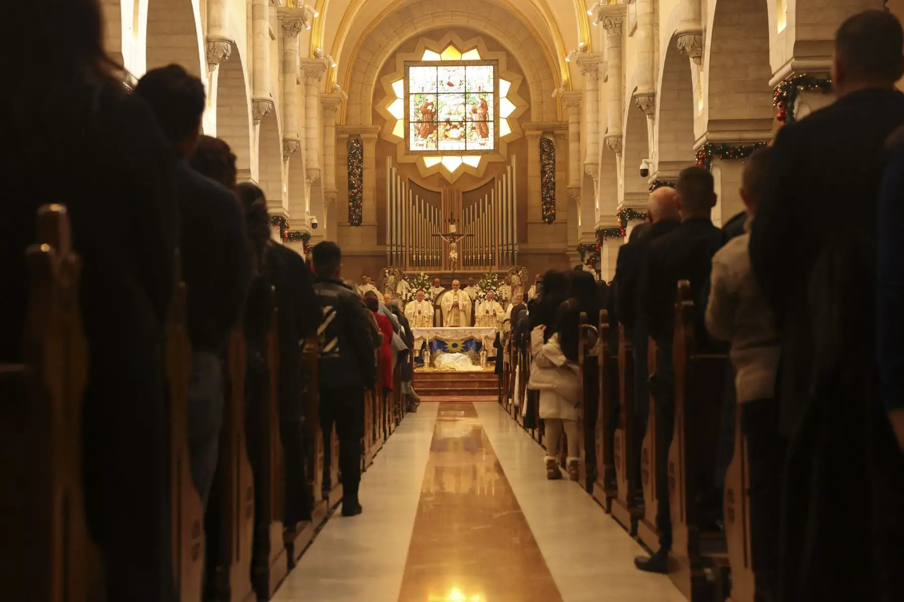 Los fieles asisten a la misa de Navidad por la mañana en el templo de Santa Catalina, en la Iglesia de la Natividad en Belén, en la Cisjordania ocupada por Israel, el 25 de diciembre de 2023.
Foto: AFP