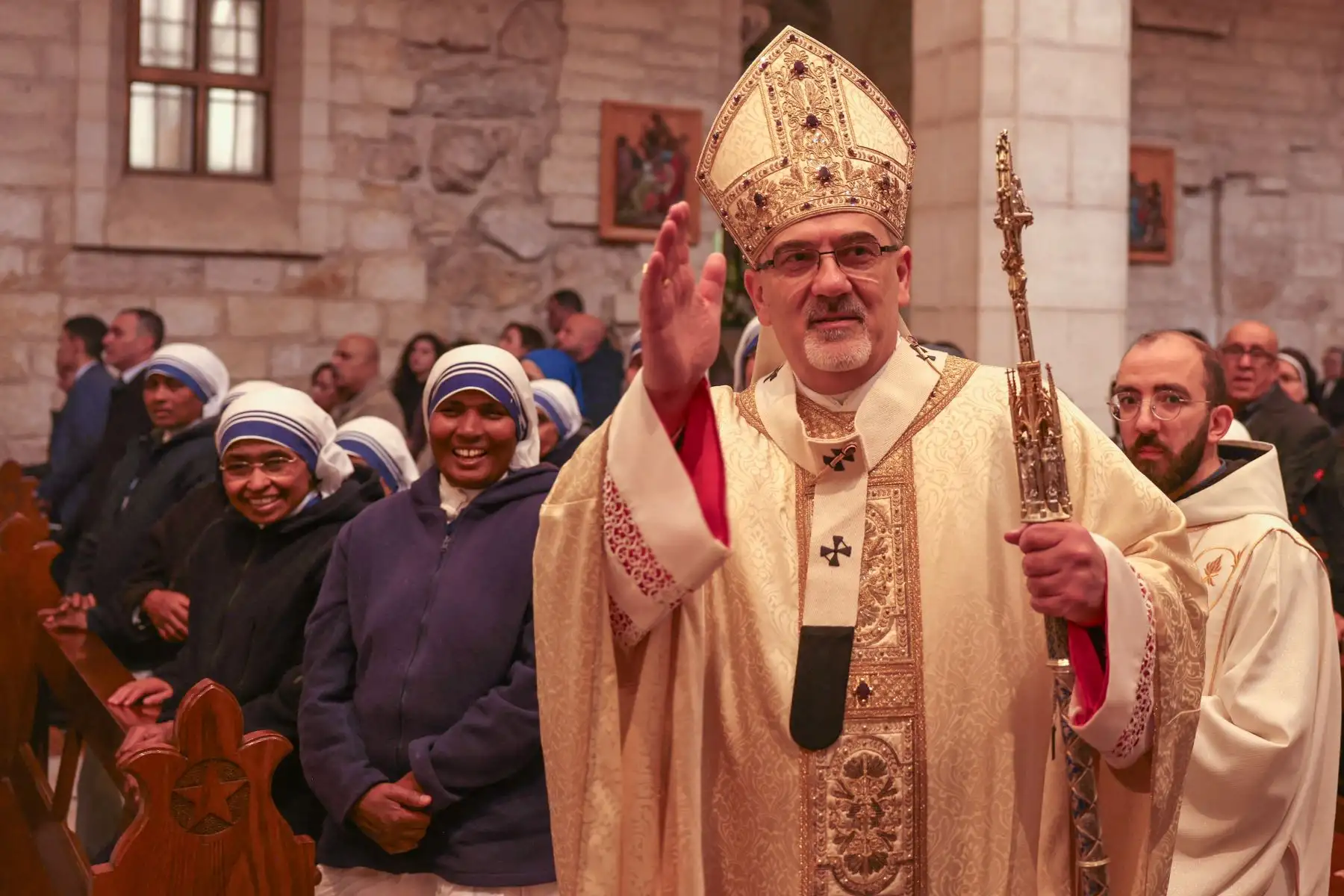 El Patriarca Latino de Jerusalén, Pierbattista Pizzaballa, dirige la misa matutina de Navidad en en templo de Santa Catalina, en la Iglesia de la Natividad en Belén, en la Cisjordania ocupada por Israel, el 25 de diciembre de 2023.
Foto: AFP