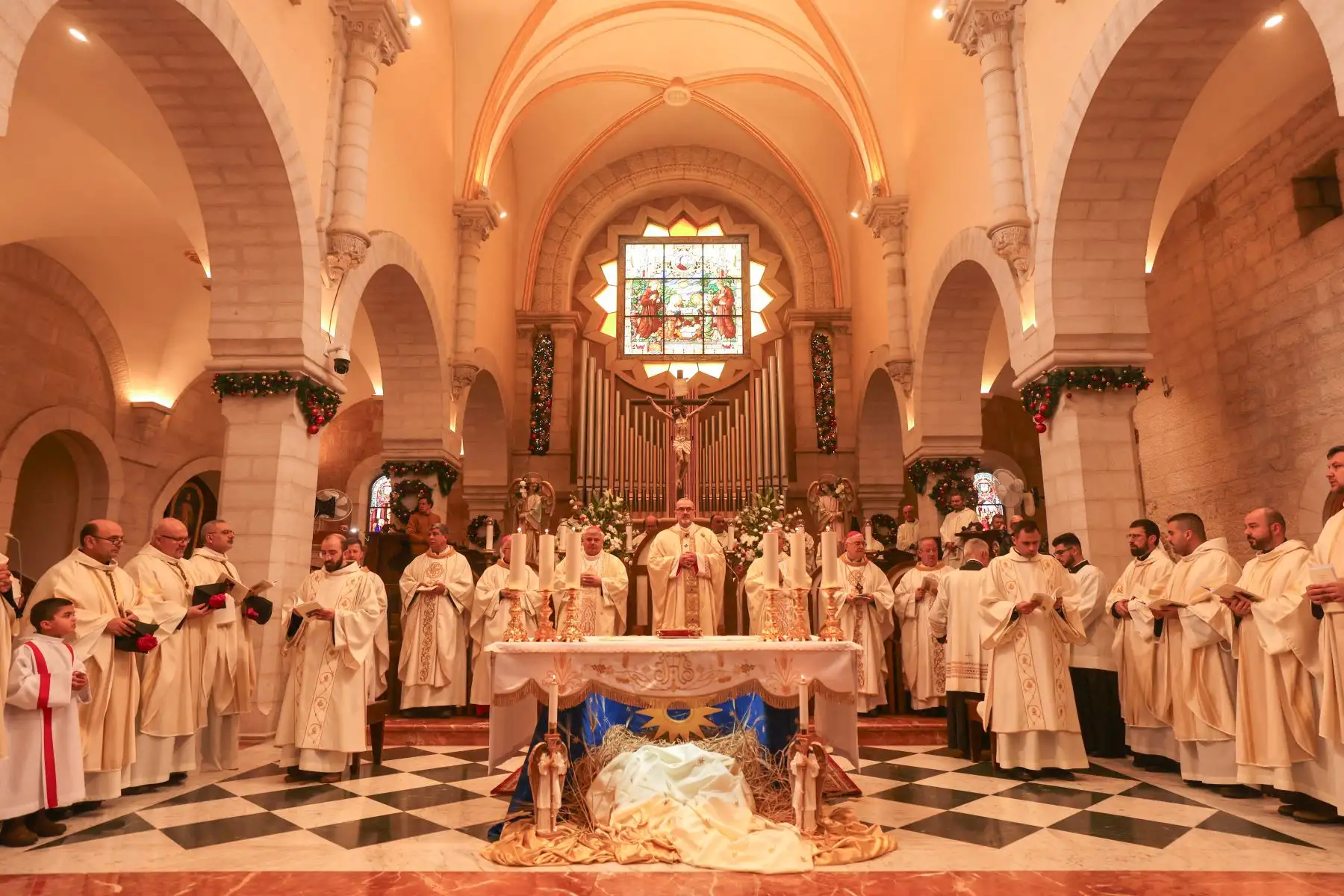 El Patriarca Latino de Jerusalén, Pierbattista Pizzaballa, dirige la misa matutina de Navidad en en templo de Santa Catalina, en la Iglesia de la Natividad en Belén, en la Cisjordania ocupada por Israel, el 25 de diciembre de 2023.
Foto: AFP