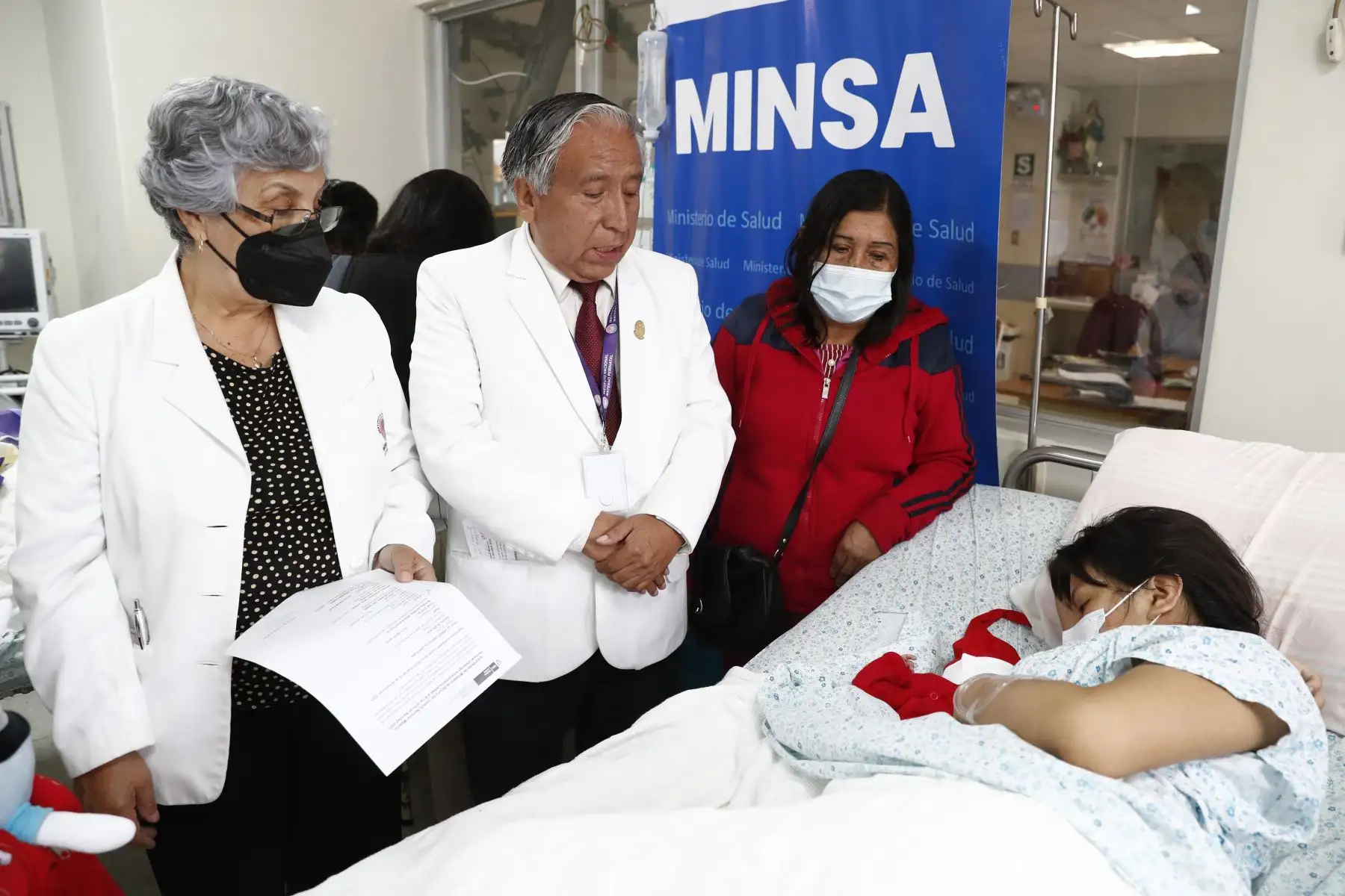 El director general del Instituto Nacional Materno Perinatal, Felix Ayala, saludó y felicitó a las madres que dieron a luz a los primeros bebés en nacer durante la madrugada de la Navidad 2023. Foto: ANDINA/Daniel Bracamonte
