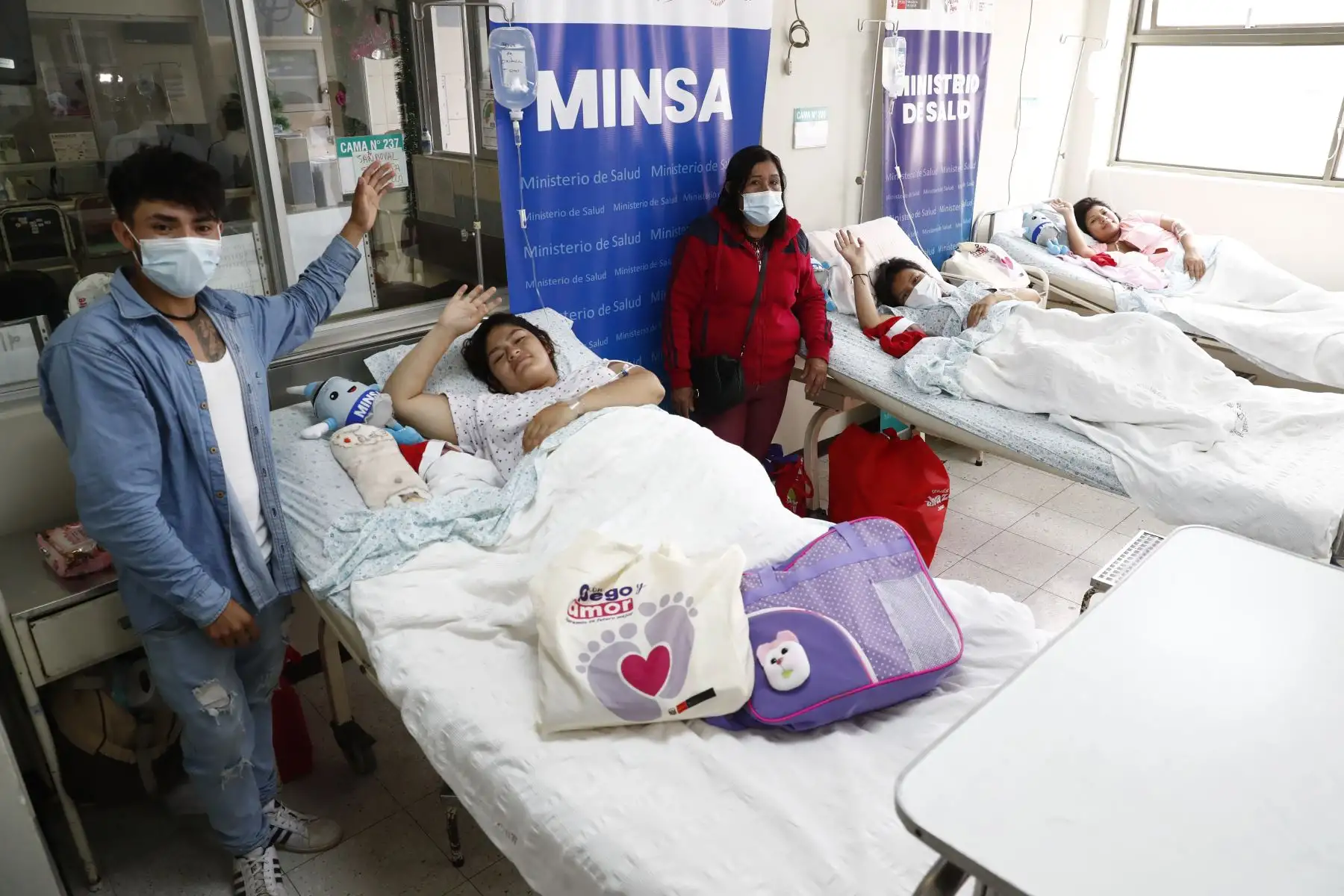 2 niñas y 1 niño fueron los primeros bebés en nacer la madrugada del 25 de diciembre en el Instituto Nacional Materno Perinatal (ex Maternidad de Lima), durante las celebraciones por Navidad. Foto: ANDINA/Daniel Bracamonte