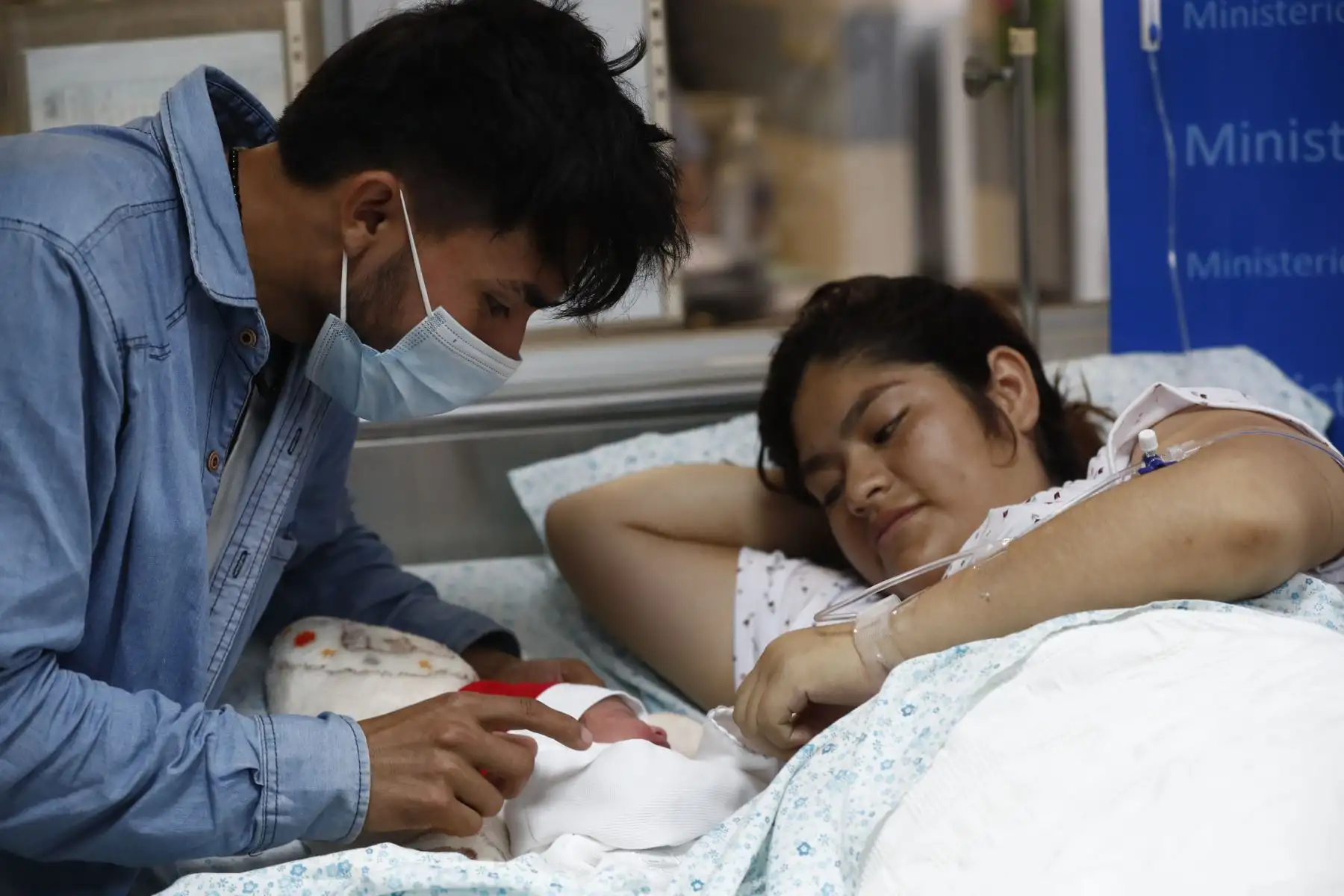 Ella es Angella Sandoval, de 18 años de edad, quien dió a luz a la primera bebé de la Navidad 2023 a las 00:01 horas en el Instituto Nacional Materno Perinatal, bautizada como Briela Khattlela. Foto: ANDINA/Daniel Bracamonte