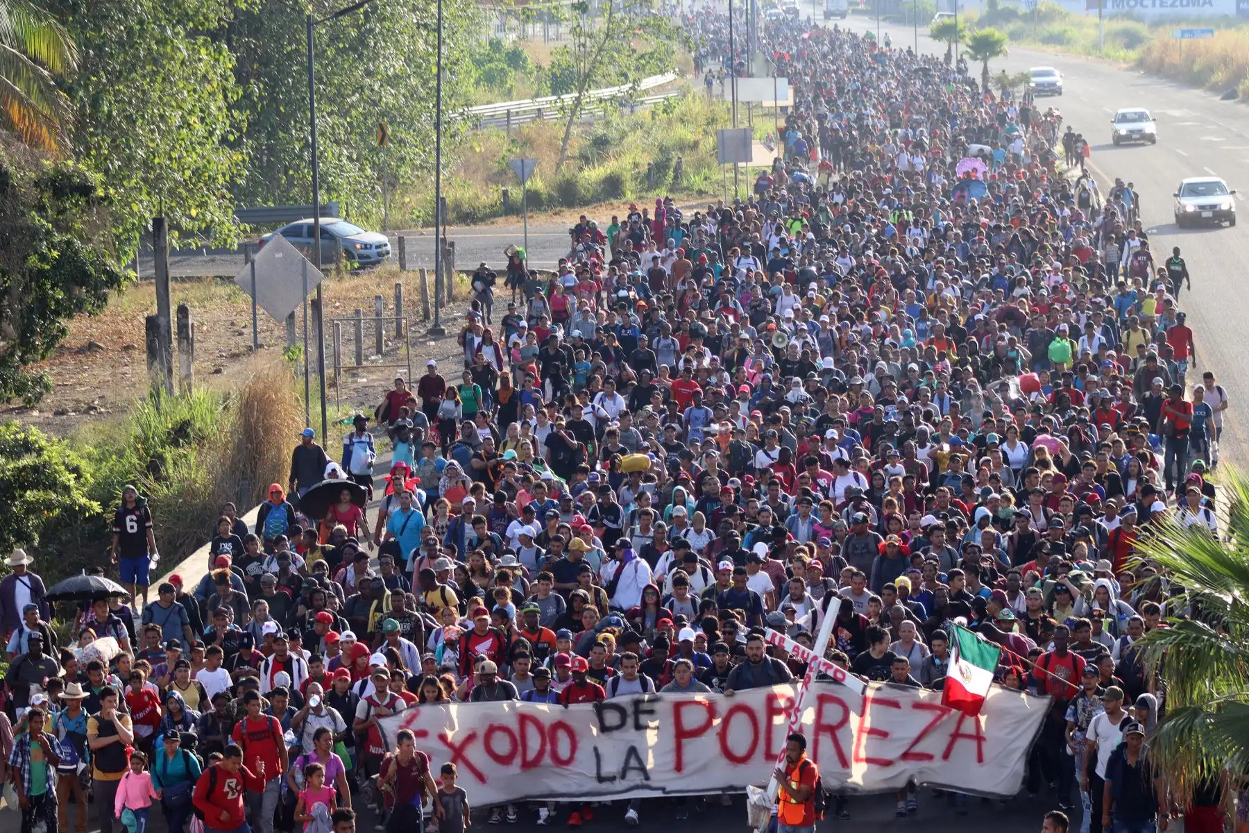 Migrantes salen en caravana este domingo hacia Estado Unidos, desde la ciudad de Tapachula en el estado de Chiapas (México). En vísperas de la visita de una delegación de Estados Unidos para abordar la crisis migratoria, una caravana de más de 10.000 migrantes partió este domingo de la frontera sur de México en pleno día de Nochebuena para presionar a ambos gobiernos.
Foto: EFE