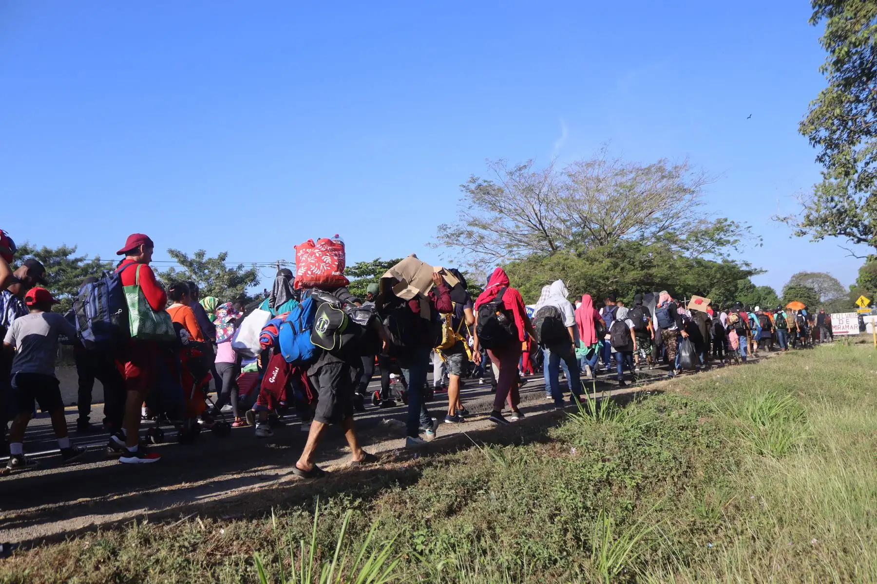 Migrantes salen en caravana este domingo hacia Estado Unidos, desde la ciudad de Tapachula en el estado de Chiapas (México). En vísperas de la visita de una delegación de Estados Unidos para abordar la crisis migratoria, una caravana de más de 10.000 migrantes partió este domingo de la frontera sur de México en pleno día de Nochebuena para presionar a ambos gobiernos. 
Foto: EFE