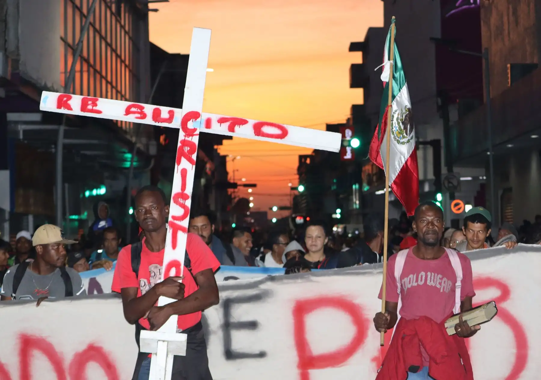 Migrantes salen en caravana este domingo hacia Estado Unidos, desde la ciudad de Tapachula en el estado de Chiapas (México). En vísperas de la visita de una delegación de Estados Unidos para abordar la crisis migratoria, una caravana de más de 10.000 migrantes partió este domingo de la frontera sur de México en pleno día de Nochebuena para presionar a ambos gobiernos. 
Foto: EFE