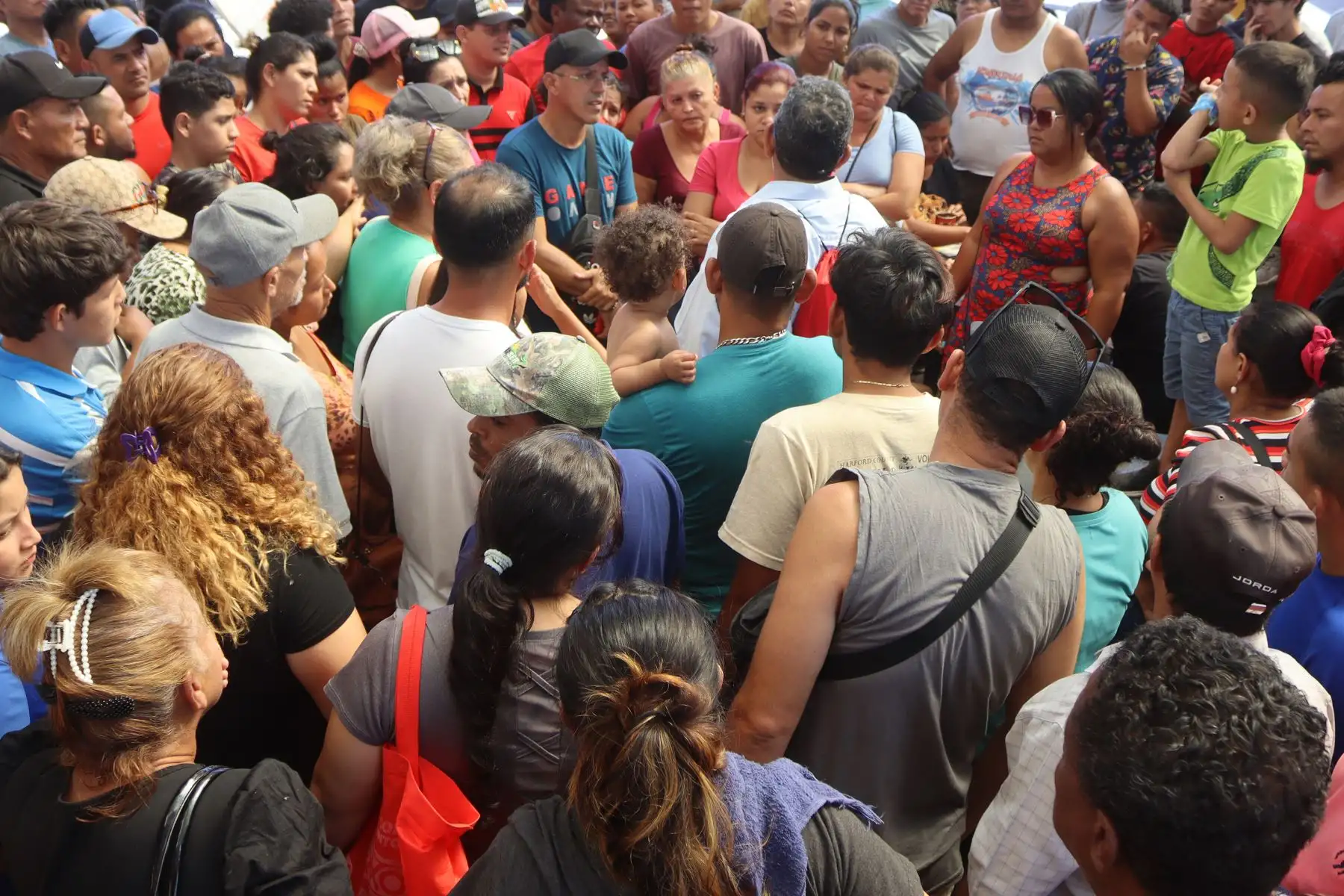Migrantes se preparan para salir en caravana rumbo a Estados Unidos en la madrugada de hoy, en la ciudad de Tapachula en Chiapas (México). Una multitudinaria caravana de miles de migrantes se prepara para salir caminando este domingo 24 de diciembre, en vísperas de la Navidad con el objetivo de llegar a los Estados Unidos, desde Tapachula, en el sureño estado de Chiapas.
Foto: EFE