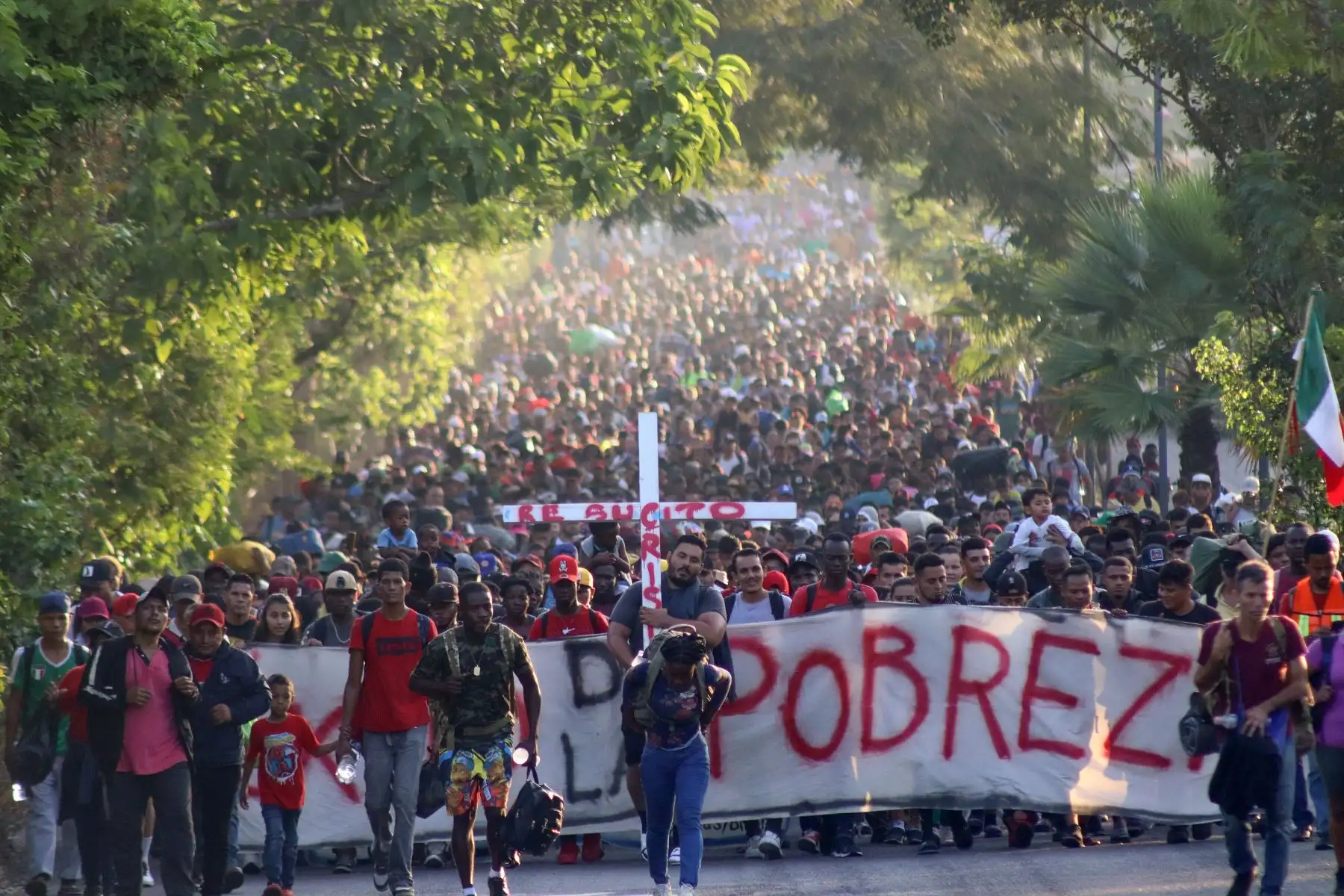 Migrantes salen en caravana este domingo hacia Estado Unidos, desde la ciudad de Tapachula en el estado de Chiapas (México). En vísperas de la visita de una delegación de Estados Unidos para abordar la crisis migratoria, una caravana de más de 10.000 migrantes partió este domingo de la frontera sur de México en pleno día de Nochebuena para presionar a ambos gobiernos. 
Foto: EFE