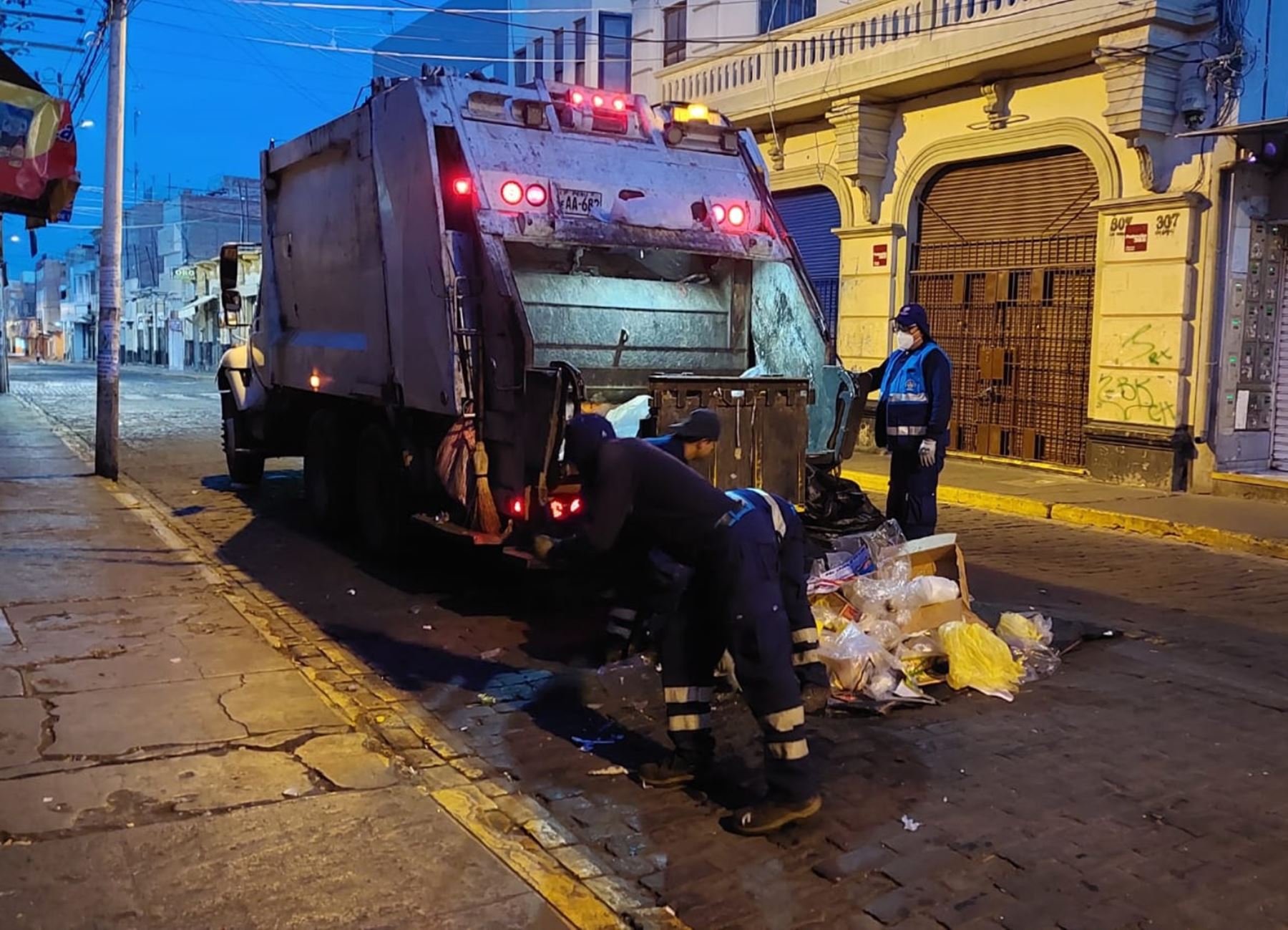 Más d 18 toneladas de residuos sólidos recogió personal de Limpieza de la Municipalidad de Arequipa de las calles del centro histórico de la ciudad blanca en las primeras horas de hoy. ANDINA/Difusión