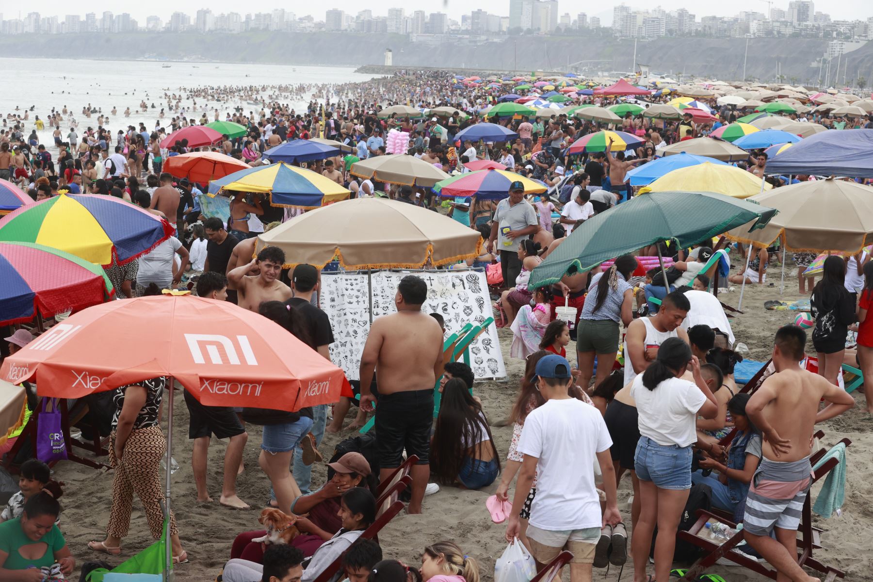 Debido al calor, miles de limeños se refrescan en las playas de la Costa Verde. Foto: ANDINA/Vidal Tarqui