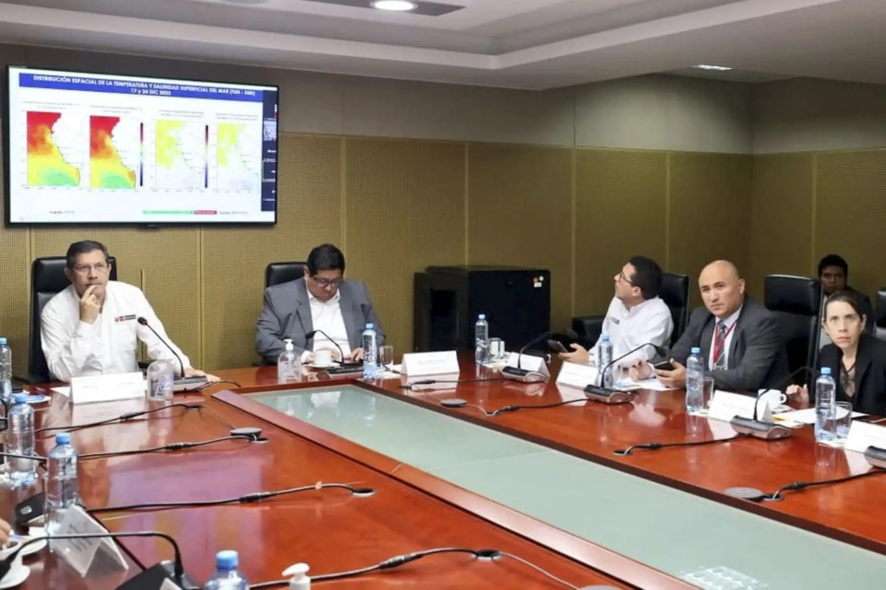El ministro de Defensa,  Jorge Chávez Cresta, acompañado por los titulares de de las carteras de Economía y Producción, y representantes del Ministerio de Agricultrura y Vivienda, junto a integrantes del grupo de trabajo Fuerza de Tarea Musltisectorial, se reúnen en el COEN para tomar acciones en los tres niveles de Gobierno ante el FEN.
Foto: ANDINA/MINDEF