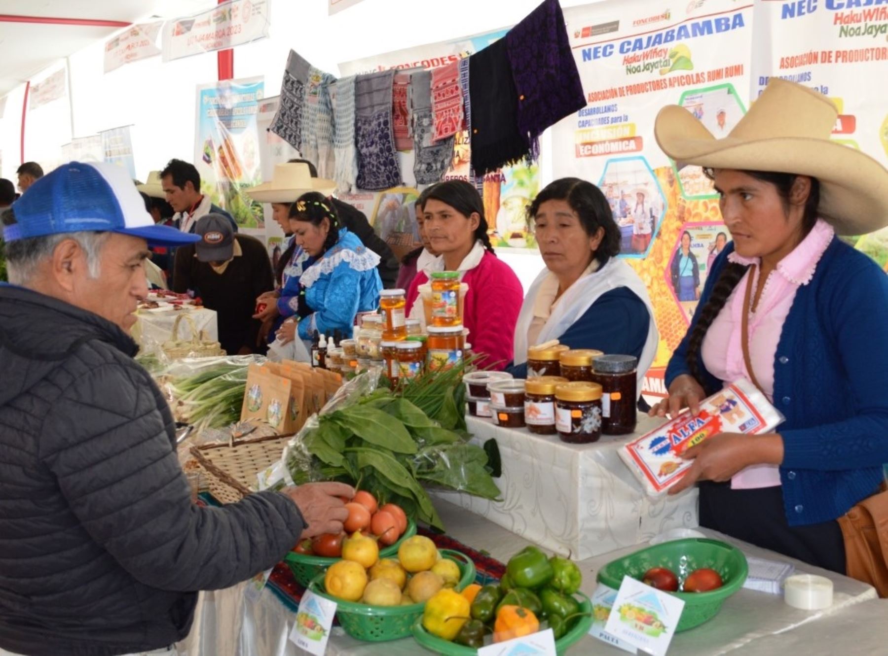 Más de 80 emprendedores rurales de Cajamarca reciben certificación de Foncodes que lo respaldan para realizar pequeños negocios. ANDINA/Difusión