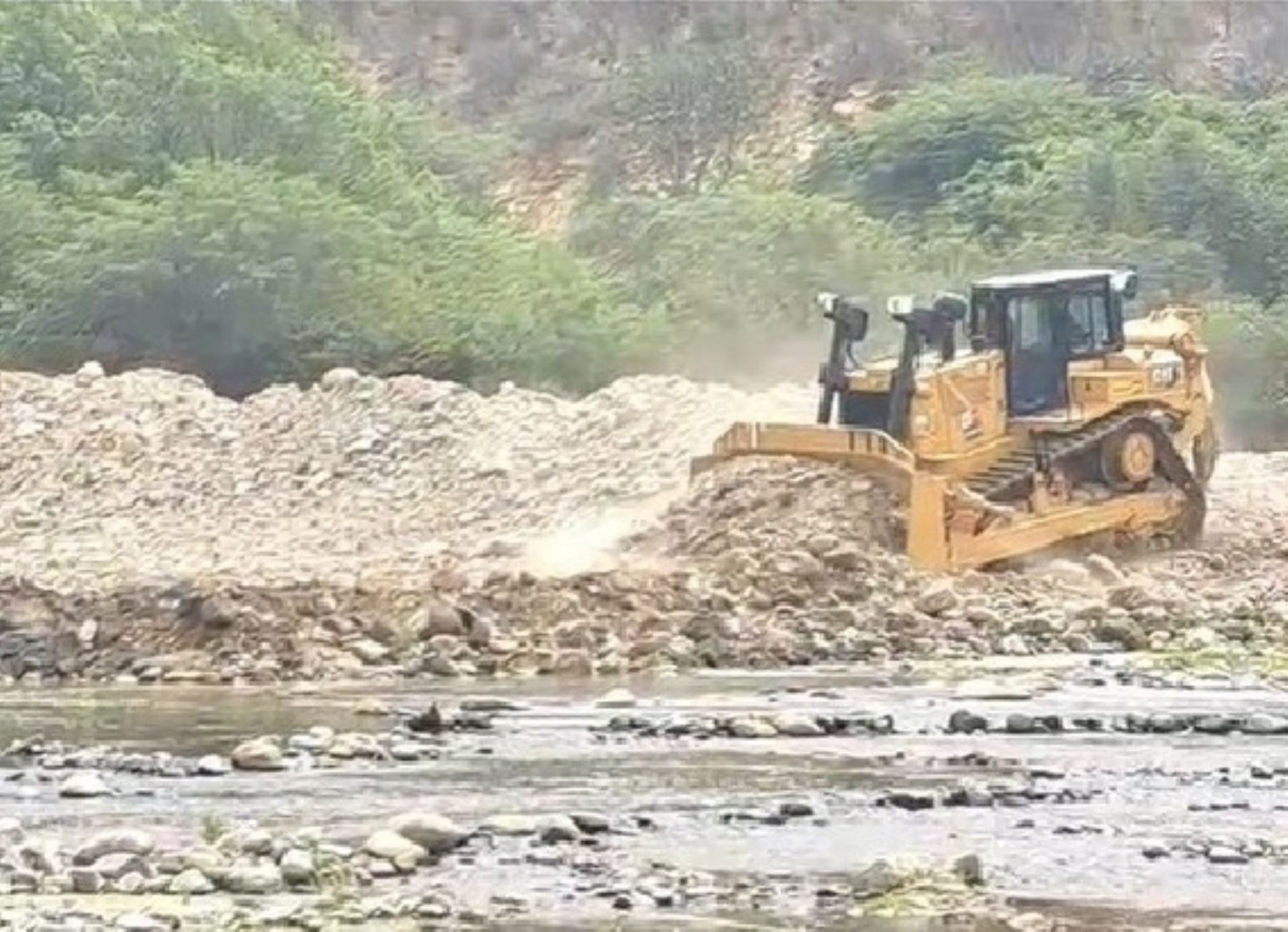 Maquinaria del Ministerio de Vivienda culminó 30 intervenciones de limpieza y descolmatación en distintas zonas de la región Piura.