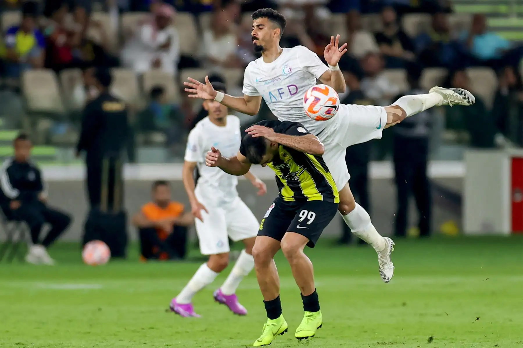 El delantero marroquí de Ittihad #99 Abderrazak Hamdallah (2do-R) lucha por el balón con el defensor saudí de Nassr #78 Ali Lajami durante el partido de fútbol de la Saudi Pro League entre Al-Ittihad y Al-Nassr en el estadio King Abdullah Sports City en Jeddah el 26 de diciembre , 2023.

Foto: AFP