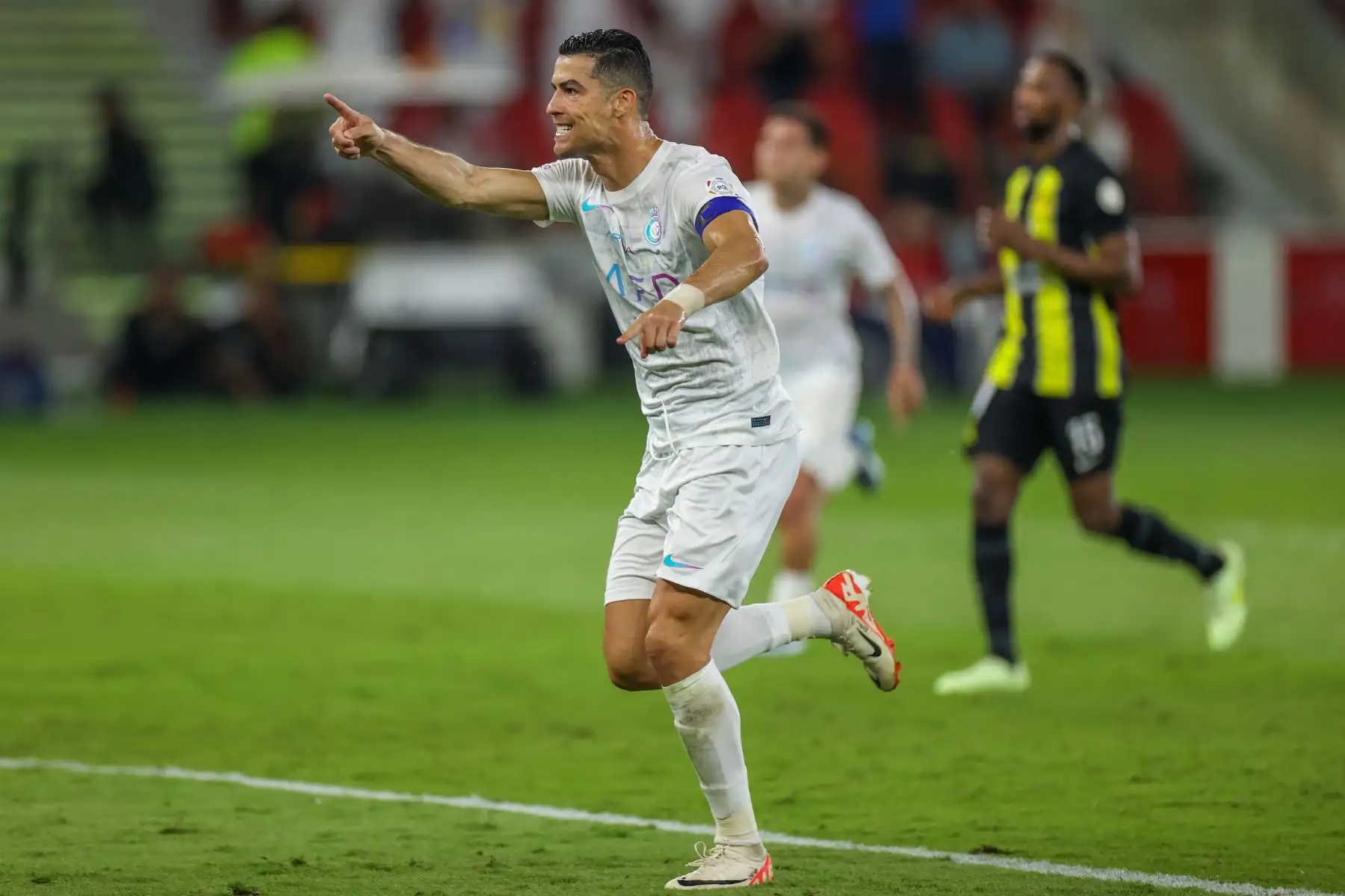 El delantero portugués de Nassr # 07, Cristiano Ronaldo, celebra su segundo gol durante el partido de fútbol de la Saudi Pro League entre Al-Ittihad y Al-Nassr en el estadio King Abdullah Sports City de Jeddah el 26 de diciembre de 2023.


Foto: AFP