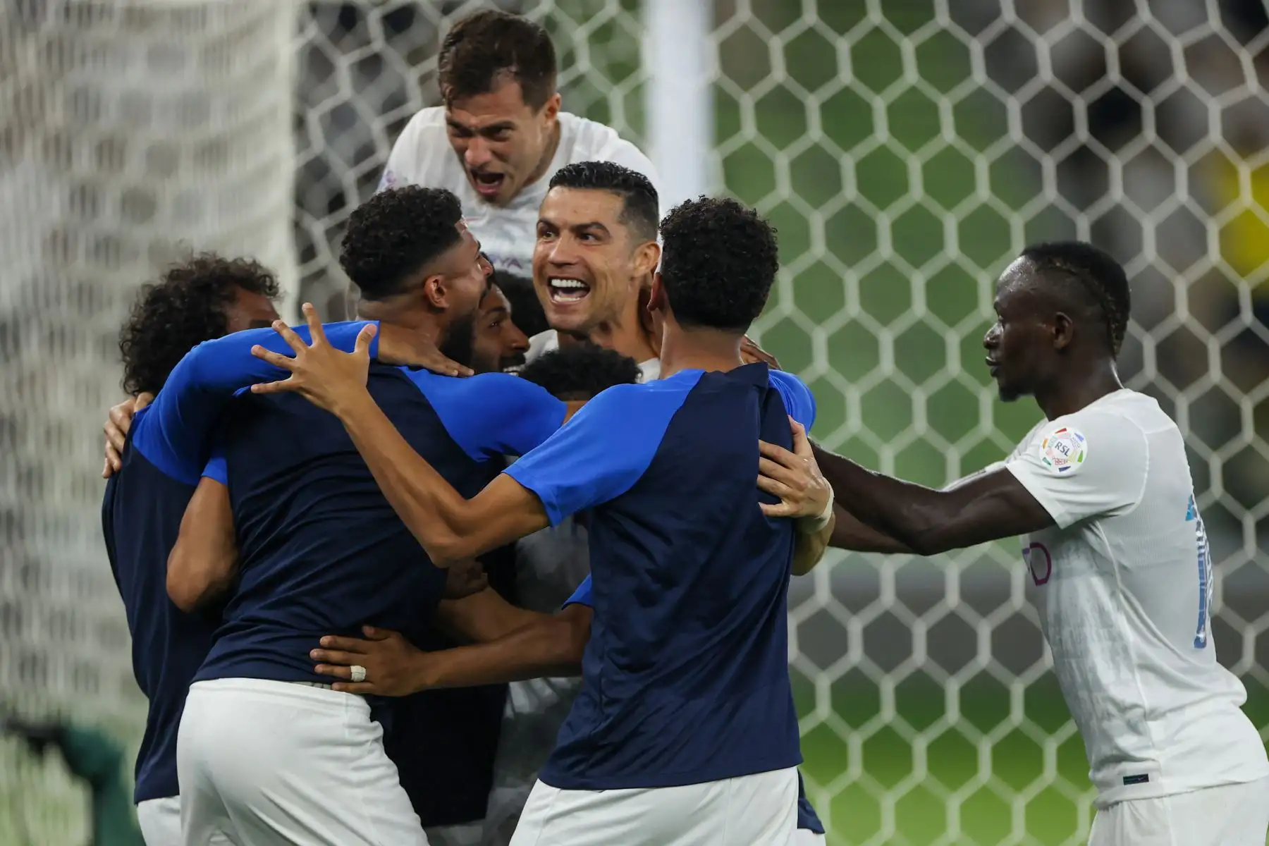 El delantero portugués de Nassr # 07 Cristiano Ronaldo (3ro-R) celebra su segundo gol con su equipo durante el partido de fútbol de la Saudi Pro League entre Al-Ittihad y Al-Nassr en el estadio King Abdullah Sports City de Jeddah el 26 de diciembre de 2023.


Foto: AFP