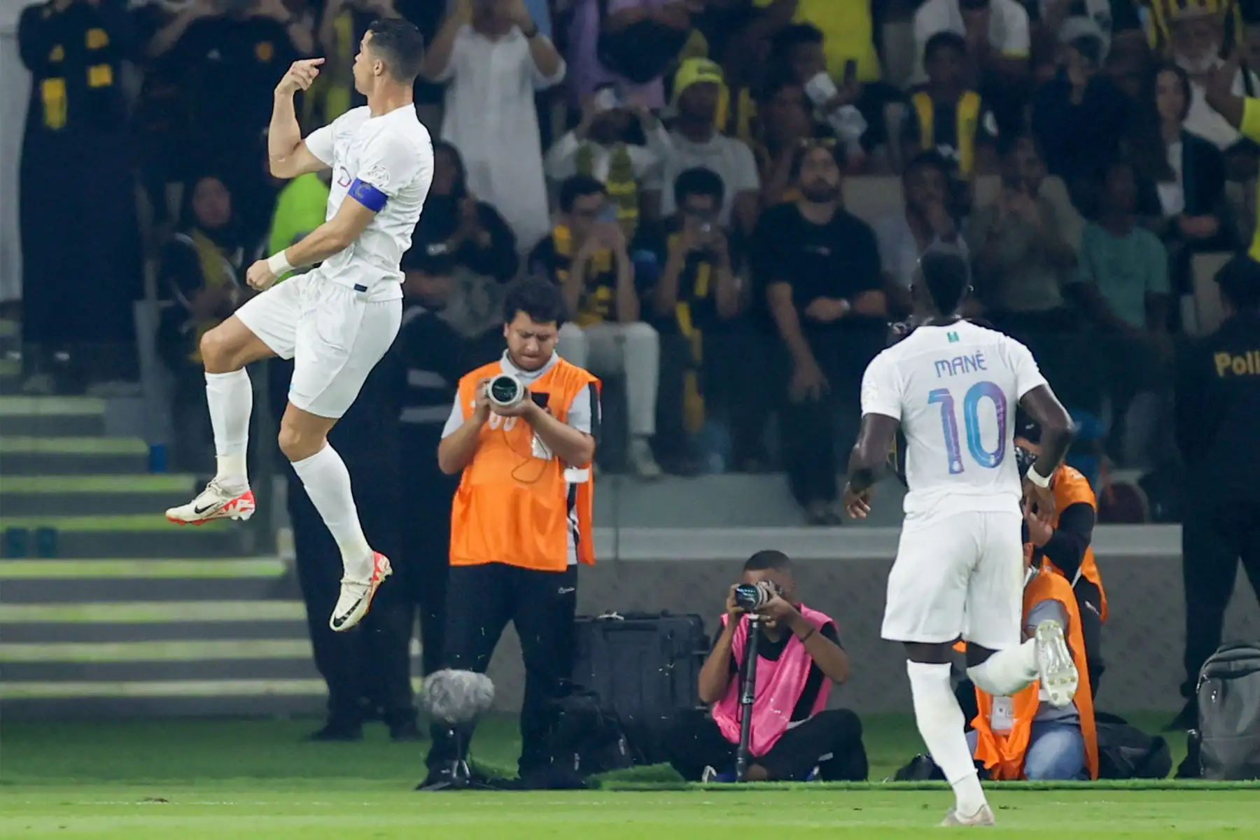 El delantero portugués de Nassr # 07, Cristiano Ronaldo, celebra su gol durante el partido de fútbol de la Saudi Pro League entre Al-Ittihad y Al-Nassr en el estadio King Abdullah Sports City de Jeddah el 26 de diciembre de 2023.


Foto: AFP