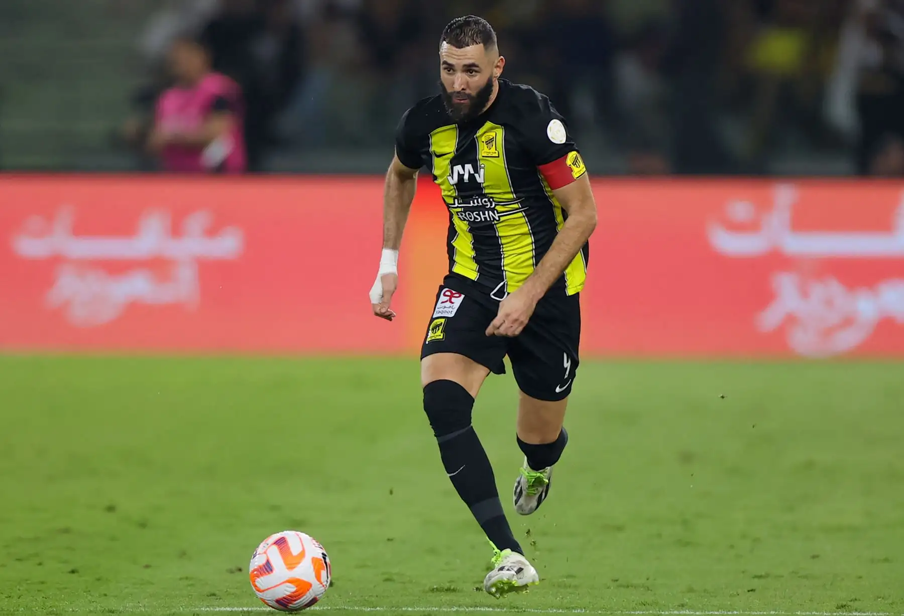 El delantero francés #09 del Ittihad, Karim Benzema, corre con el balón durante el partido de fútbol de la Saudi Pro League entre Al-Ittihad y Al-Nassr en el estadio King Abdullah Sports City de Jeddah el 26 de diciembre de 2023.


Foto: AFP