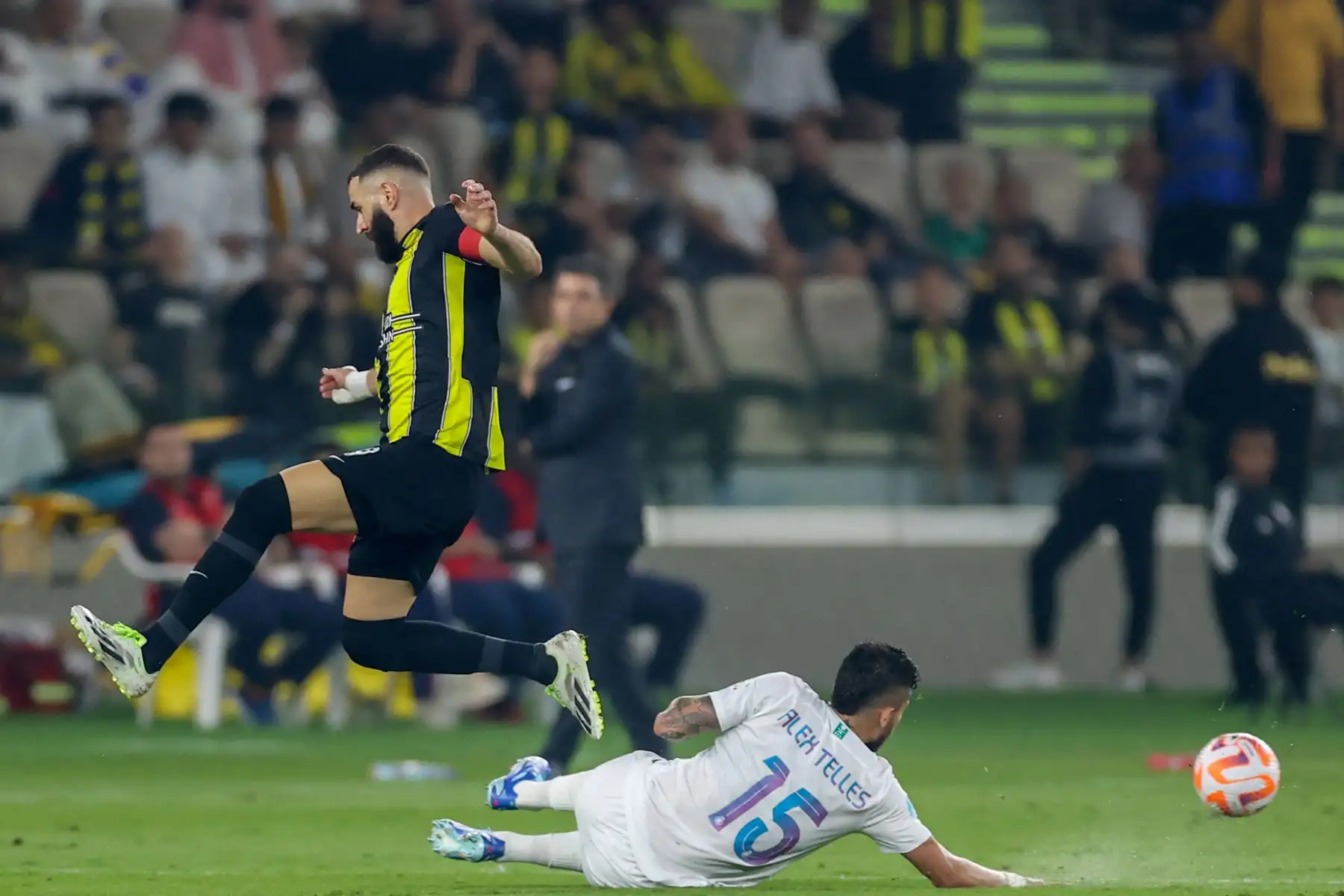 El delantero francés de Ittihad # 09 Karim Benzema (L) está marcado por el defensor brasileño de Nassr # 15 Alex Telles durante el partido de fútbol de la Saudi Pro League entre Al-Ittihad y Al-Nassr en el estadio King Abdullah Sports City en Jeddah el 26 de diciembre de 2023.


Foto: AFP