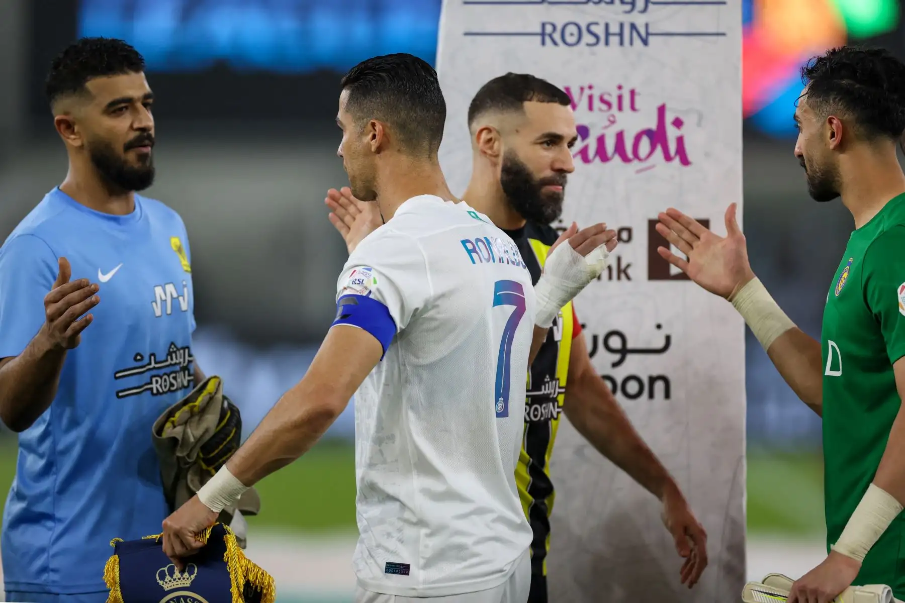 El delantero portugués de Nassr #07 Cristiano Ronaldo (C-izquierda) y el delantero francés de Ittihad #09 Karim Benzema (C-derecha) saludan a los jugadores antes del partido de fútbol de la Saudi Pro League entre Al-Ittihad y Al-Nassr en el estadio King Abdullah Sports City de Jeddah el 26 de diciembre de 2023.


Foto: AFP