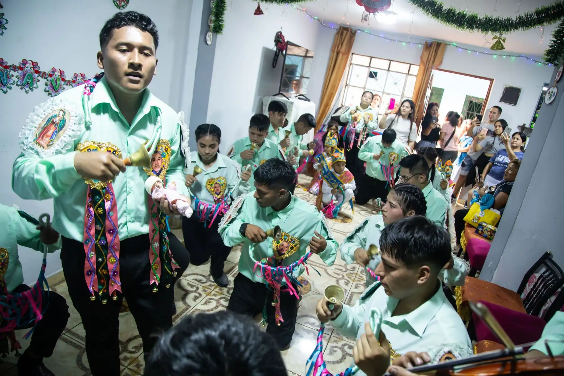 En el Callao, la familia Cayo de Virgen de Guadalupe celebra el nacimiento del Niño Jesús al compás de la danza Negritos de Ica. Parte de esta tradición es ir a las casas de los familiares y bailar a los nacimientos, cumpliendo así su promesa de baile y prometiendo volver el próximo año.
Foto: ANDINA/Maira Flores