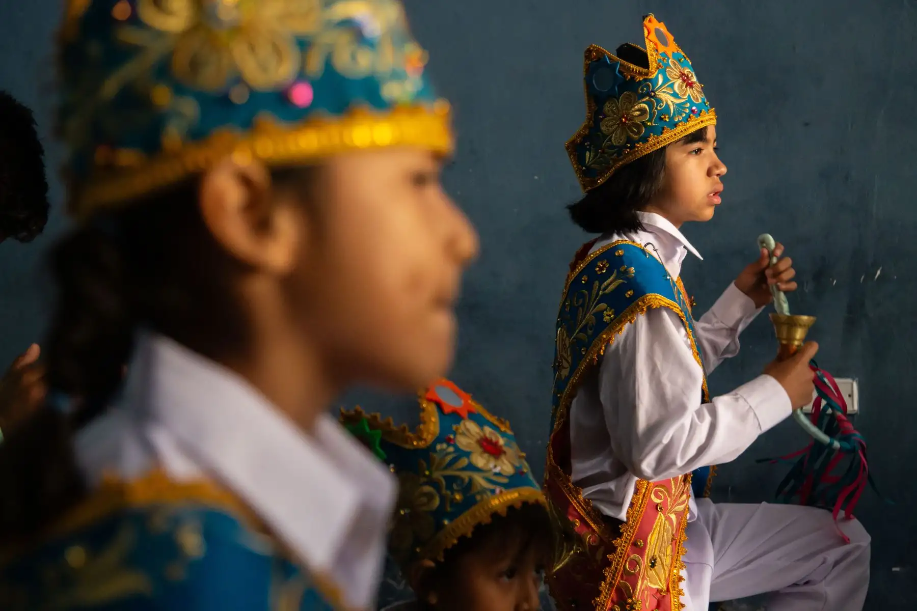 Los más pequeños de la familia son inculcados en el baile, asegurando así la continuación de la tradición.
Foto: ANDINA/Maira Flores