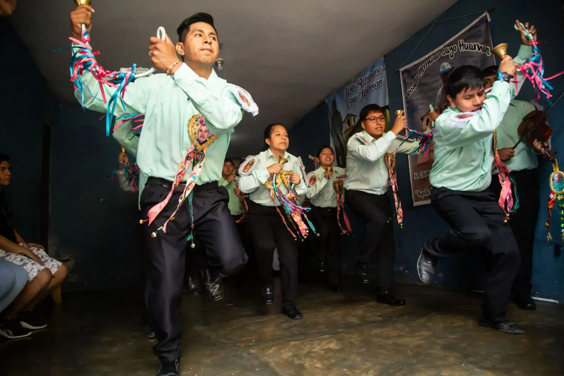 A ritmo de violín y campanillas, y con sentidos cánticos, la cuadrilla de bailarines anuncia su llegada y se alista para zapatear.
Foto: ANDINA/Maira Flores