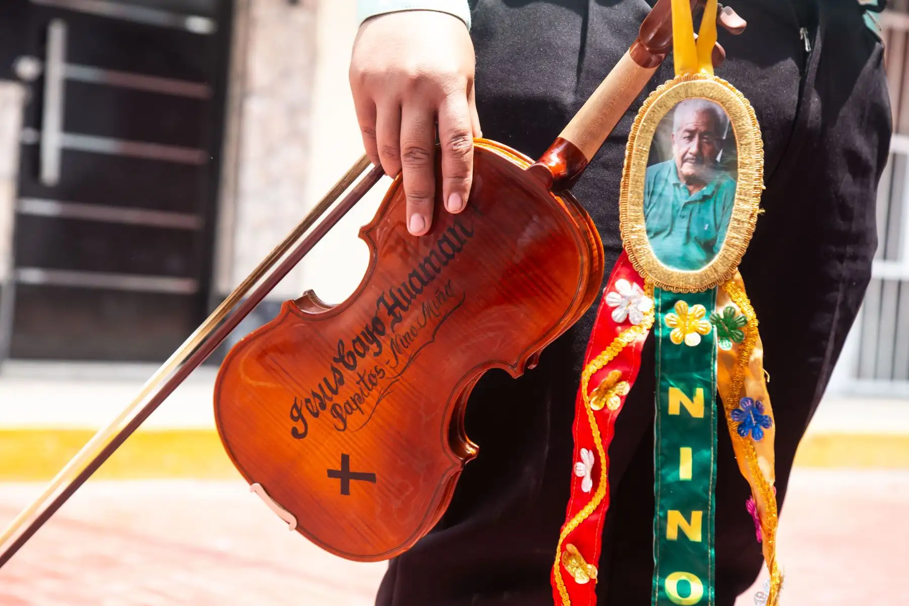 A ritmo de violín y campanillas, y con sentidos cánticos, la cuadrilla de bailarines anuncia su llegada y se alista para zapatear.
Foto: ANDINA/Maira Flores