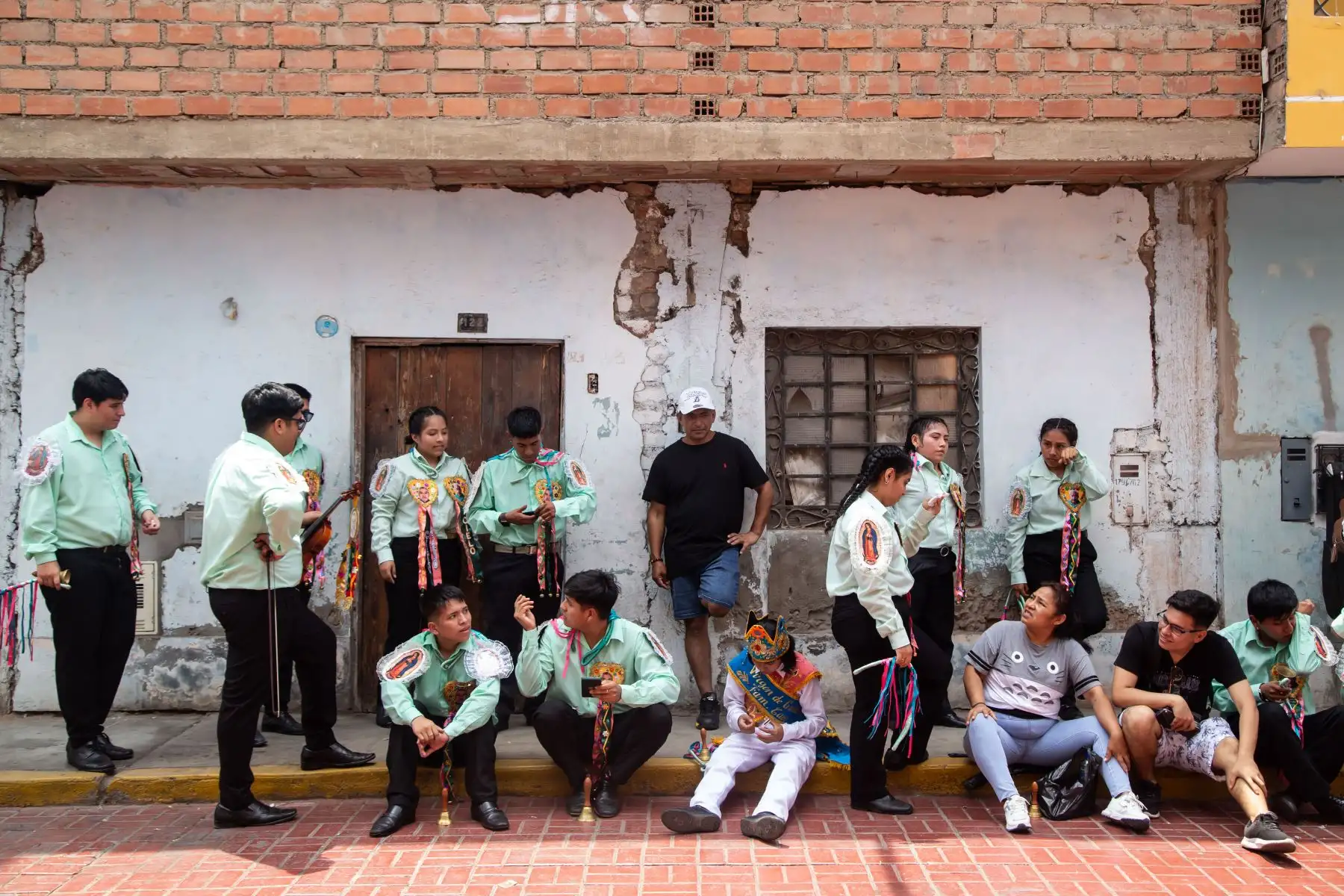 A ritmo de violín y campanillas, y con sentidos cánticos, la cuadrilla de bailarines anuncia su llegada y se alista para zapatear.
Foto: ANDINA/Maira Flores