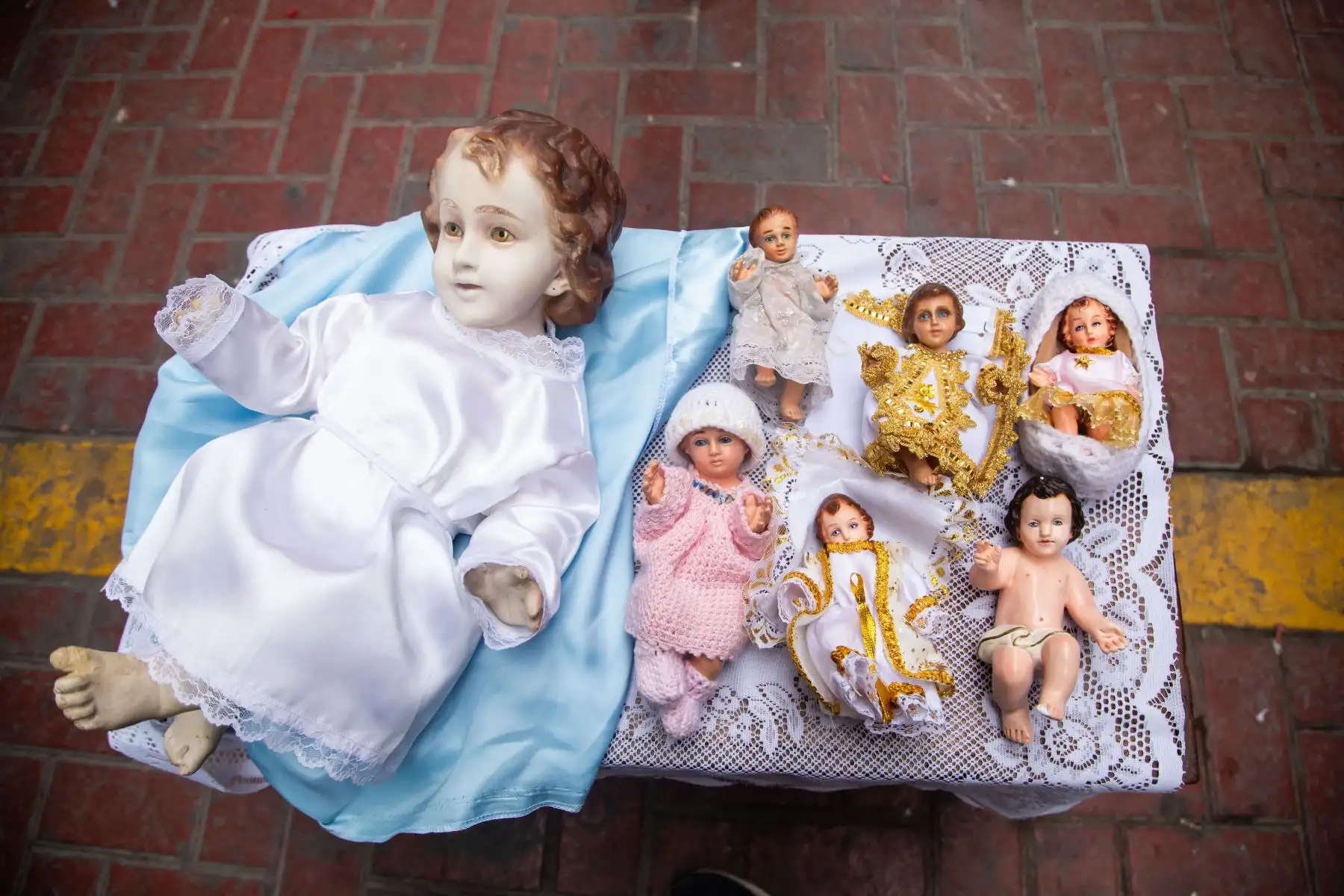 En el Callao, la familia Cayo de Virgen de Guadalupe celebra el nacimiento del Niño Jesús al compás de la danza Negritos de Ica. Parte de esta tradición es ir a las casas de los familiares y bailar a los nacimientos, cumpliendo así su promesa de baile y prometiendo volver el próximo año.
Foto: ANDINA/Maira Flores