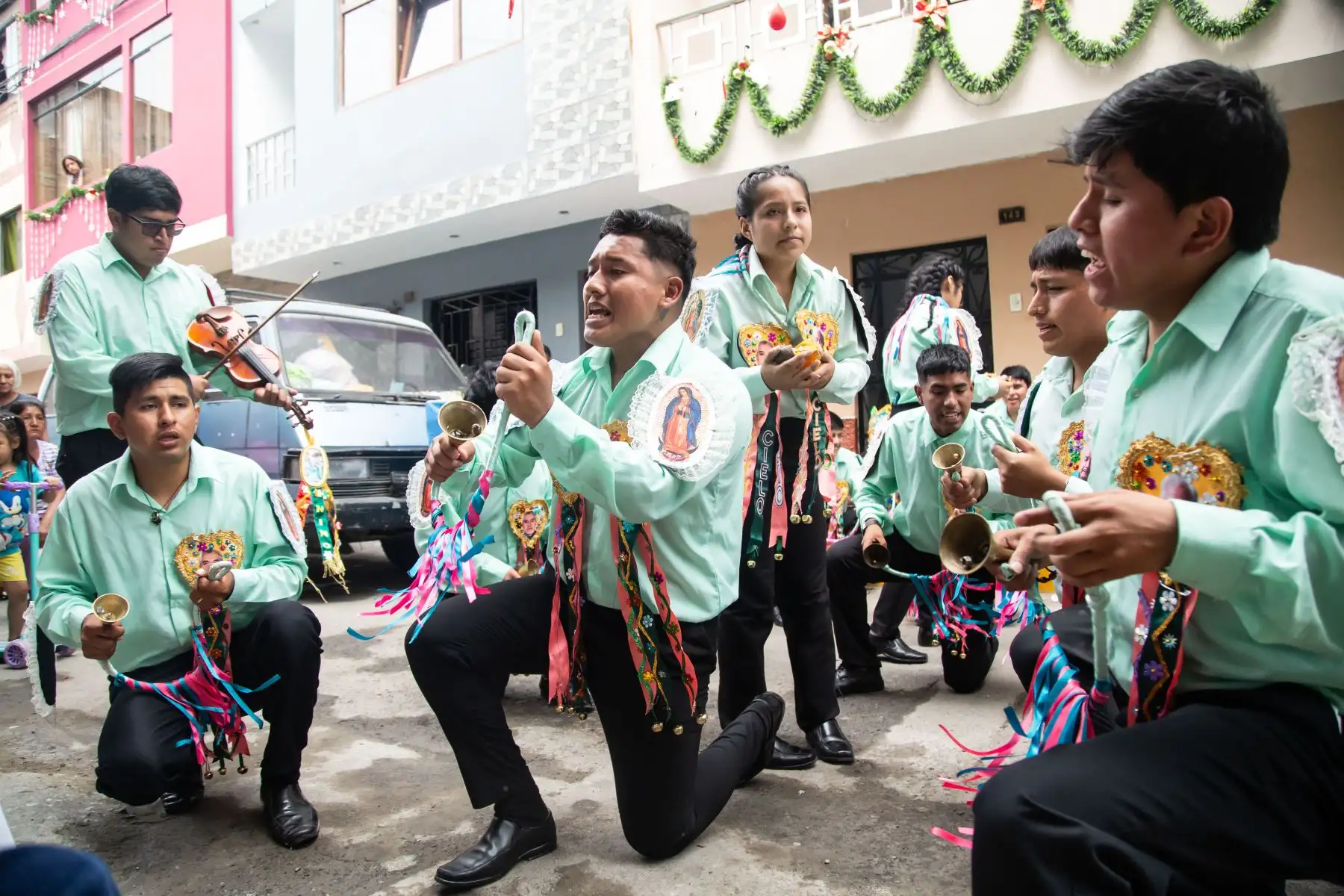 se procede a realizar el Divino, donde se expresa la divinidad del niño Jesús. Posterior a ello, se hace el Arruyo arrodillados y meciendo las manos con los cordones en forma de luna. 
Foto: ANDINA/Maira Flores