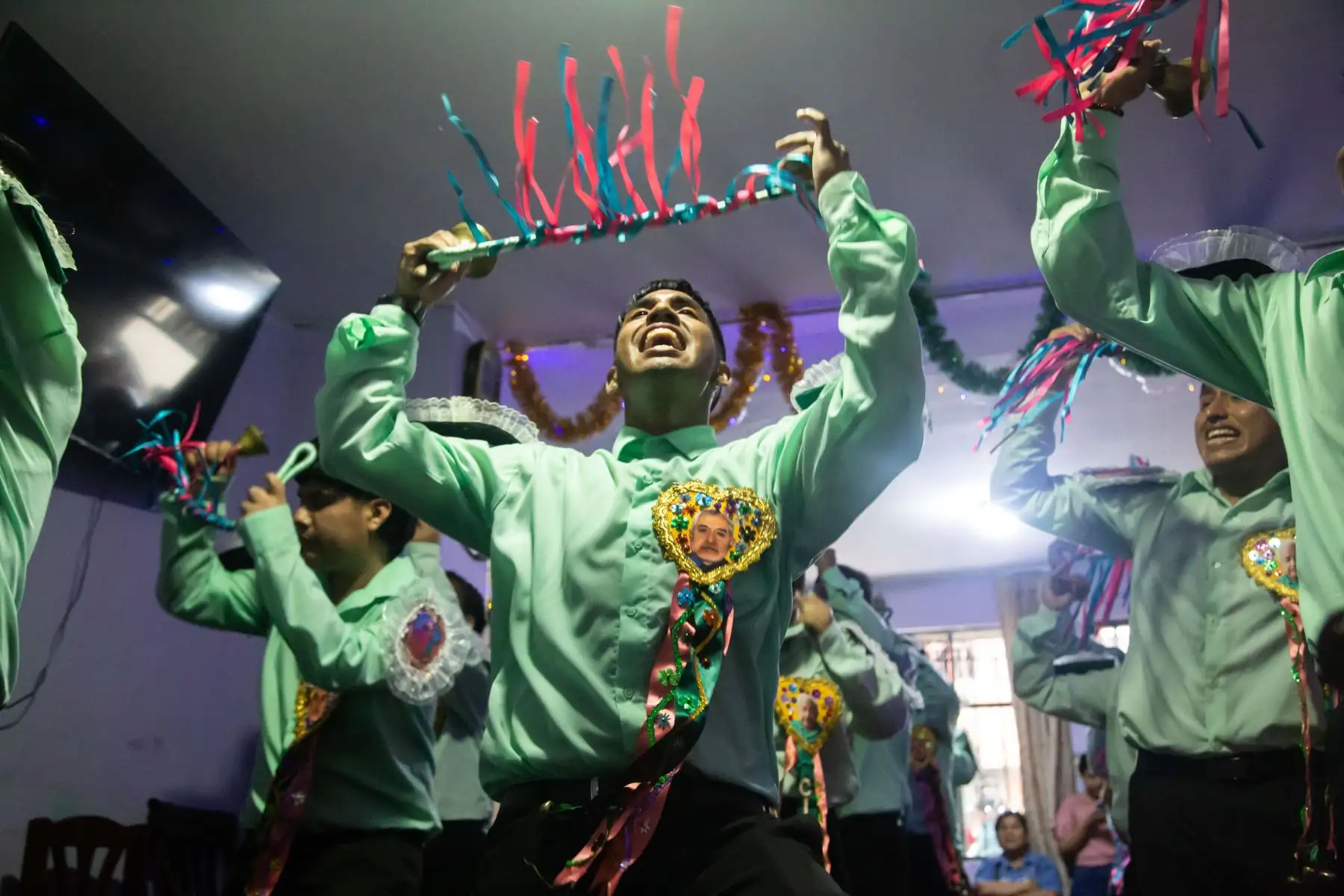 A ritmo de violín y campanillas, y con sentidos cánticos, la cuadrilla de bailarines anuncia su llegada y se alista para zapatear.
Foto: ANDINA/Maira Flores