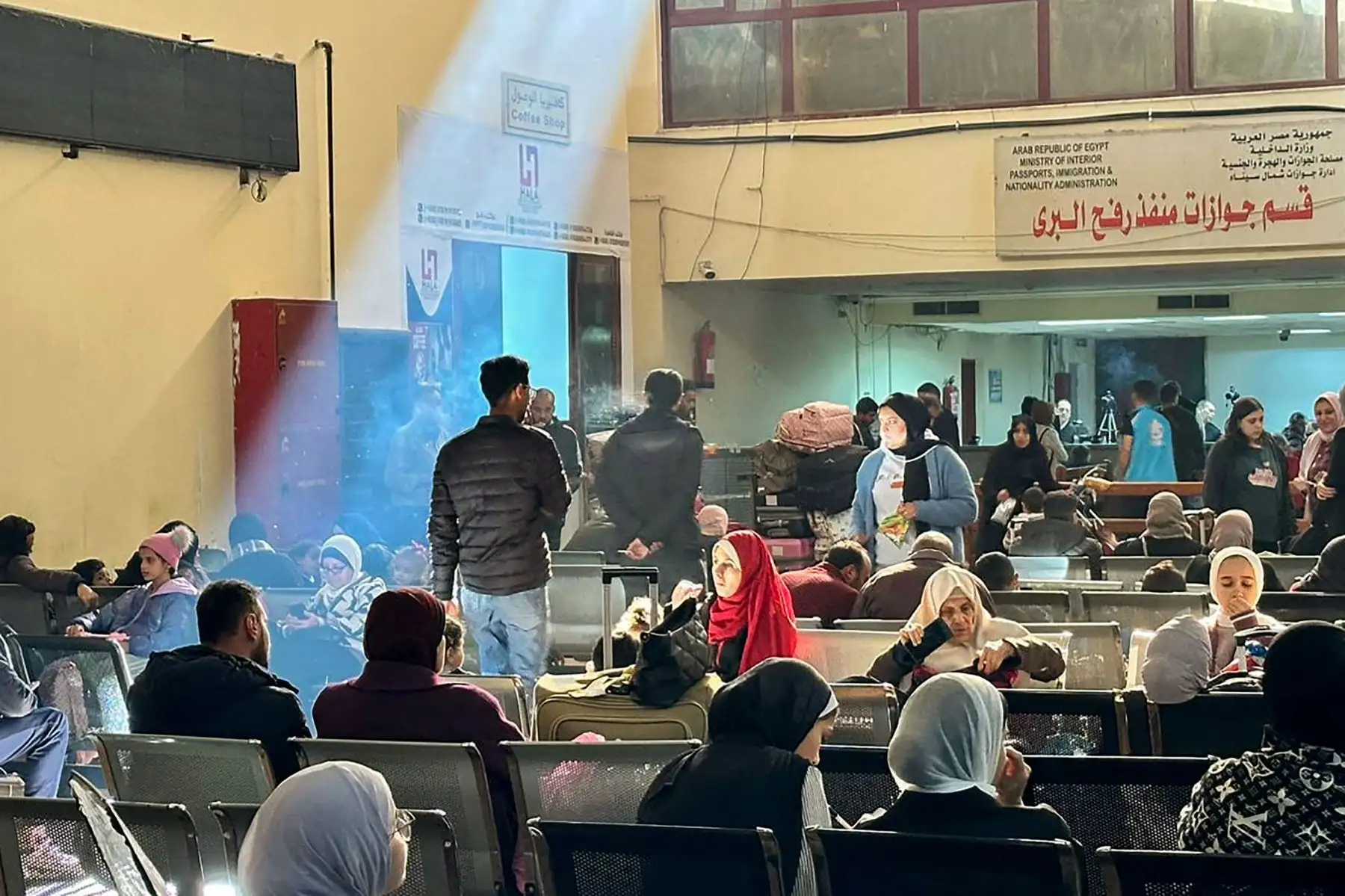 Los palestinos esperan en el cruce fronterizo de Rafah en Egipto después de ser evacuados de la Franja de Gaza, el 26 de diciembre de 2023, en medio del conflicto en curso entre Israel y el grupo militante Hamás.


Foto: AFP
